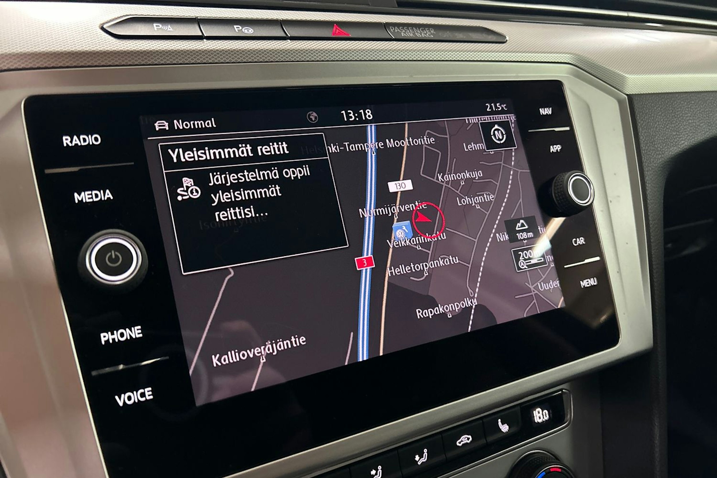 harmaa Volkswagen Passat 2018 kuva 22.