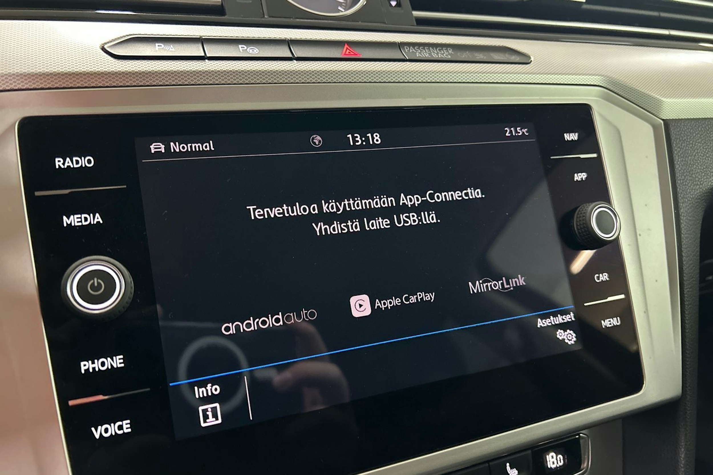 harmaa Volkswagen Passat 2018 kuva 23.