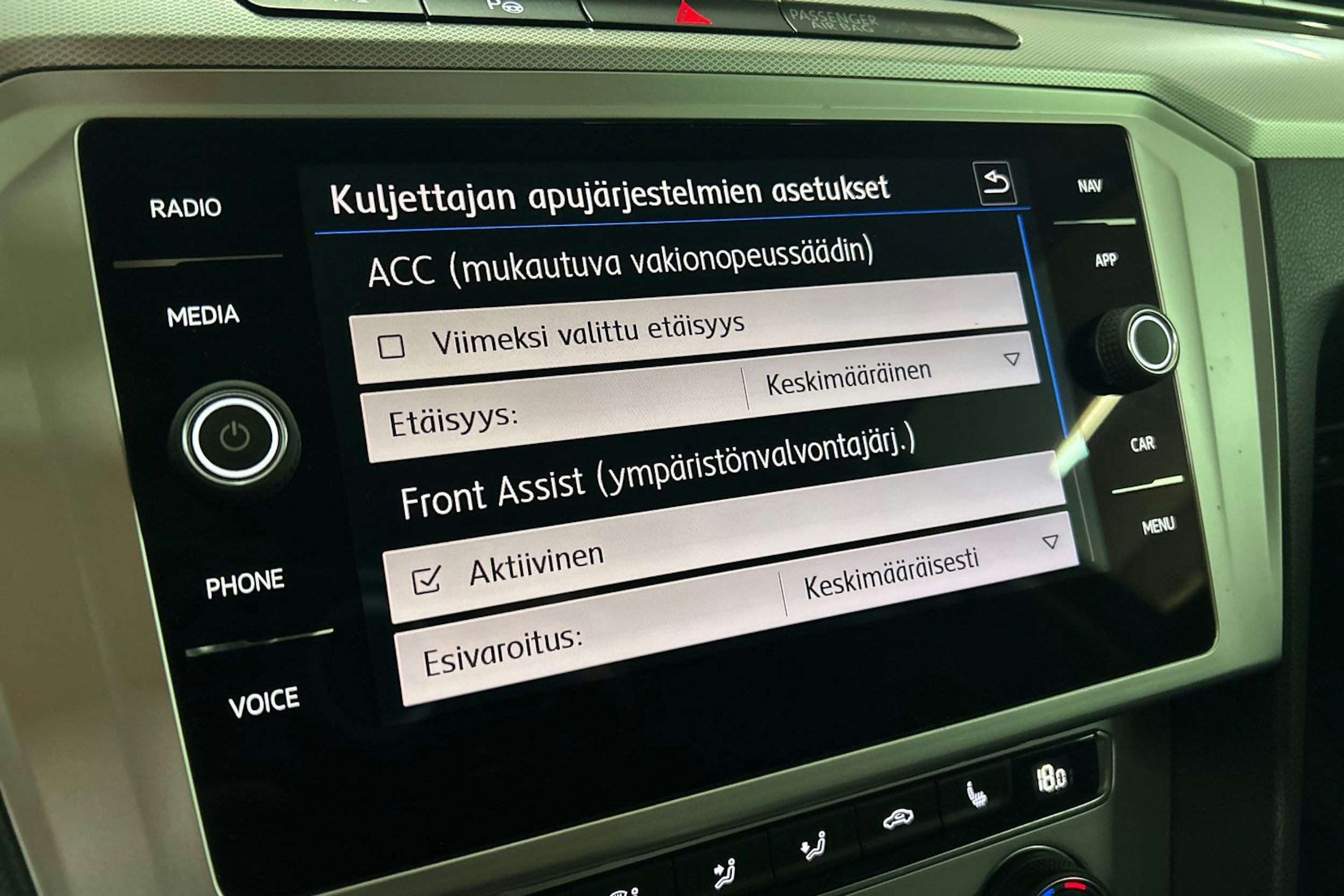 harmaa Volkswagen Passat 2018 kuva 24.