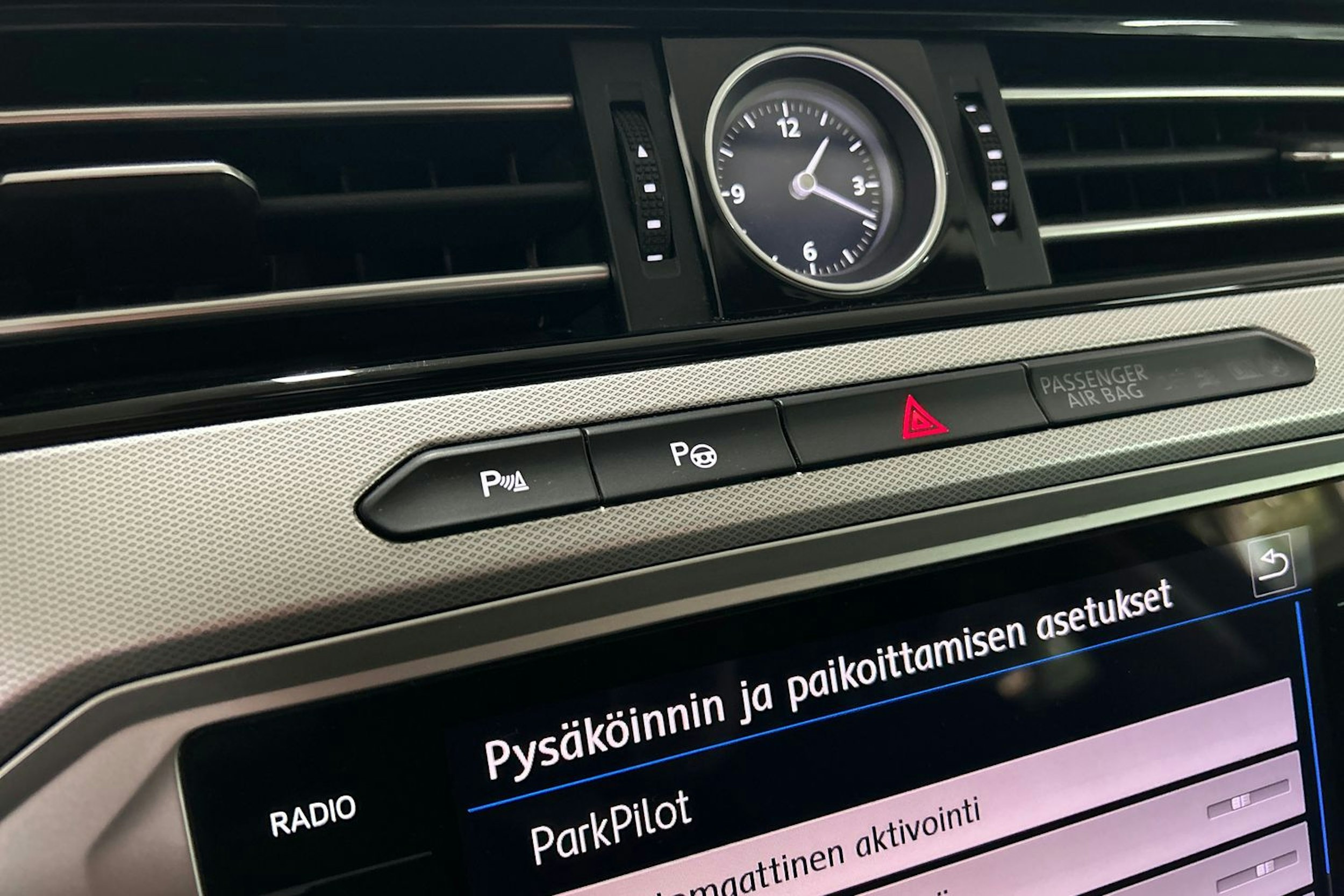 harmaa Volkswagen Passat 2018 kuva 25.