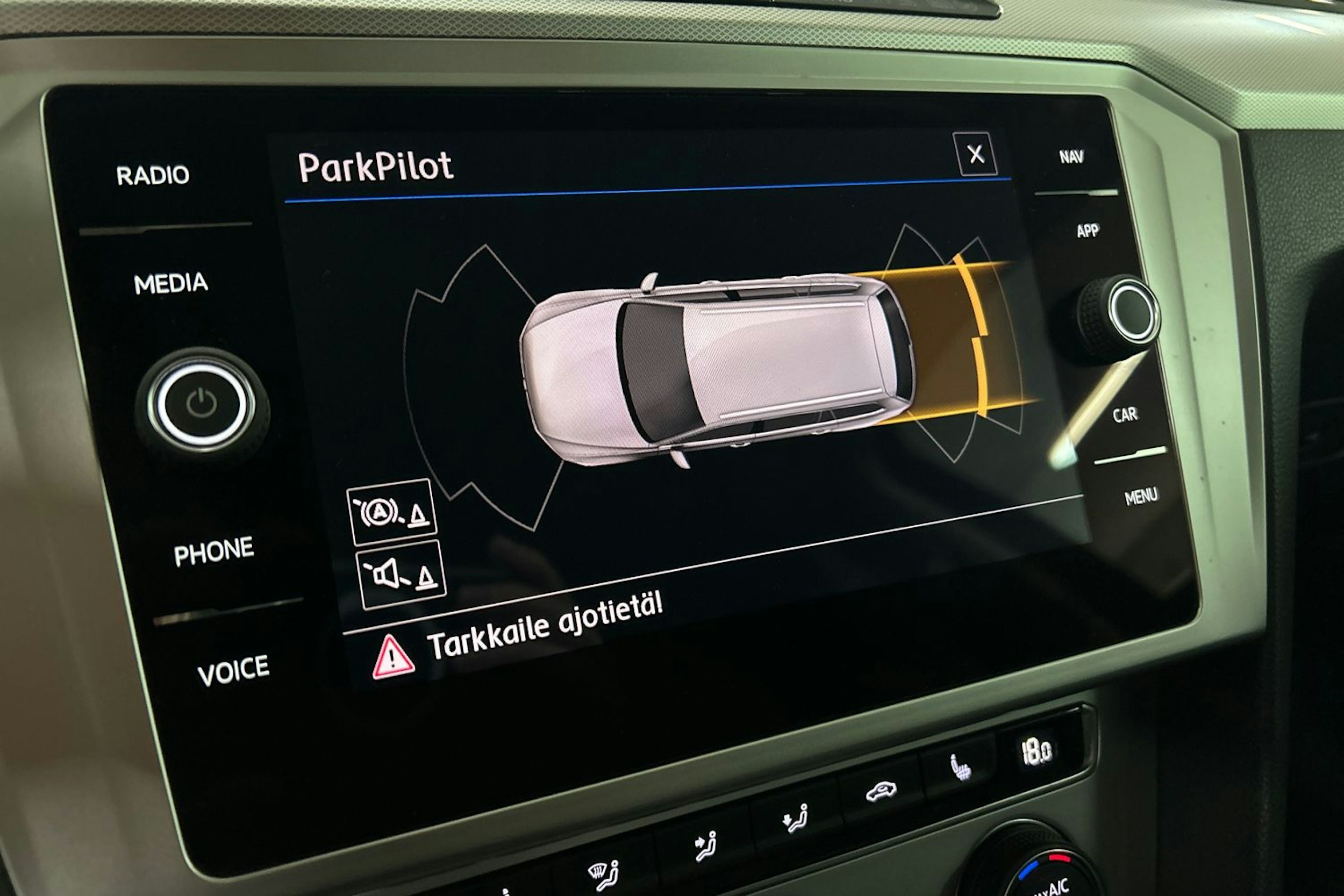 harmaa Volkswagen Passat 2018 kuva 26.