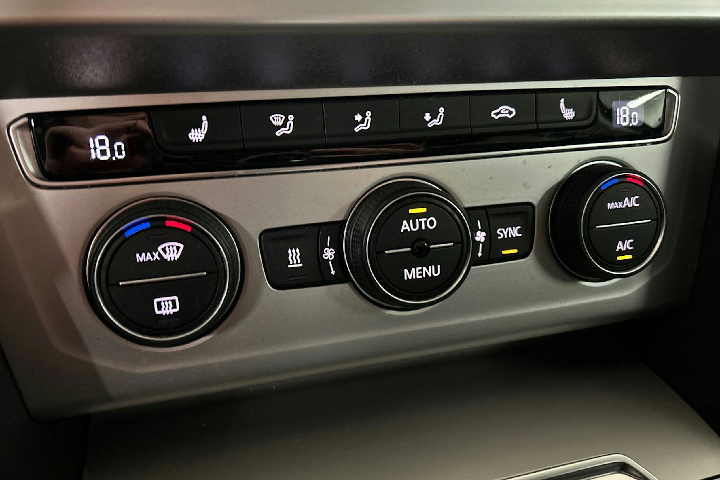 harmaa Volkswagen Passat 2018 kuva 27.