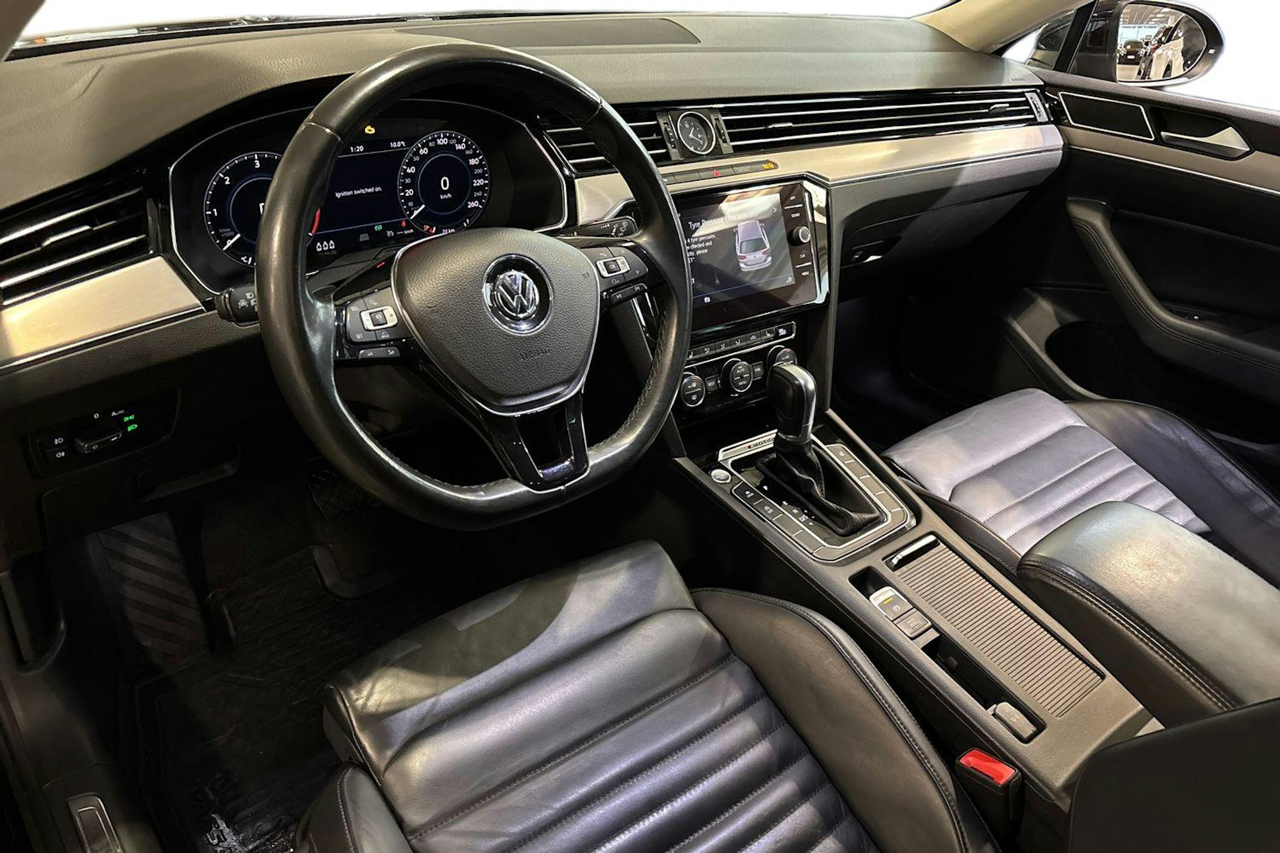 musta Volkswagen Passat 2018 kuva 7.