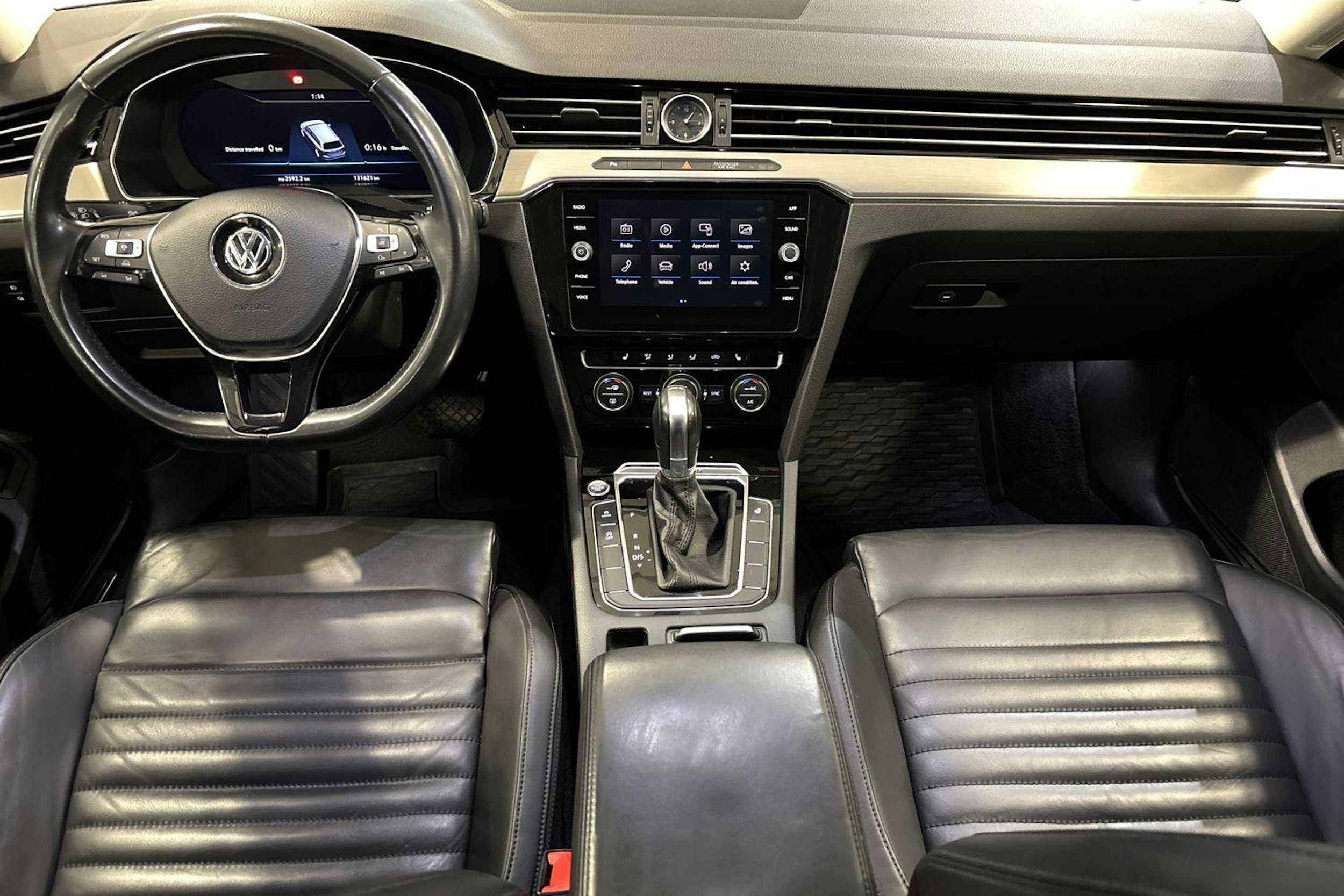 musta Volkswagen Passat 2018 kuva 9.
