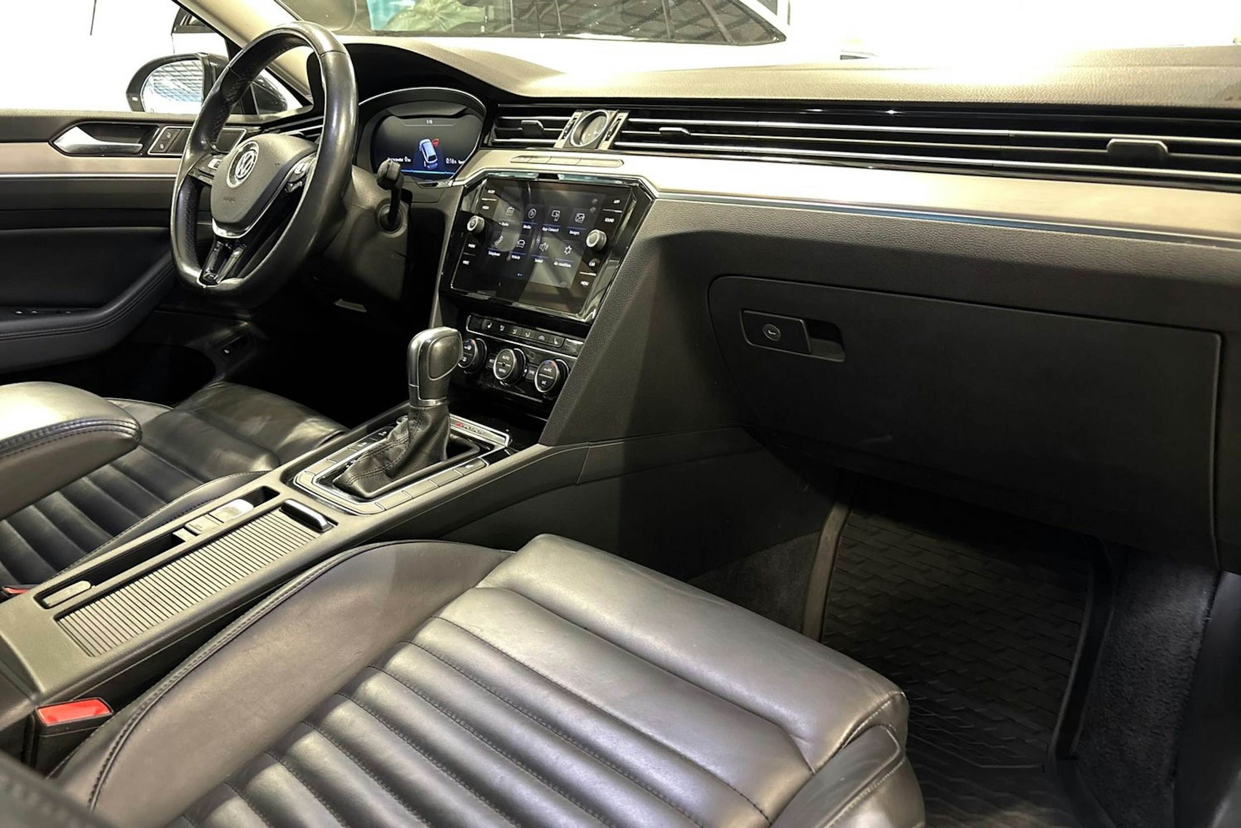 musta Volkswagen Passat 2018 kuva 17.