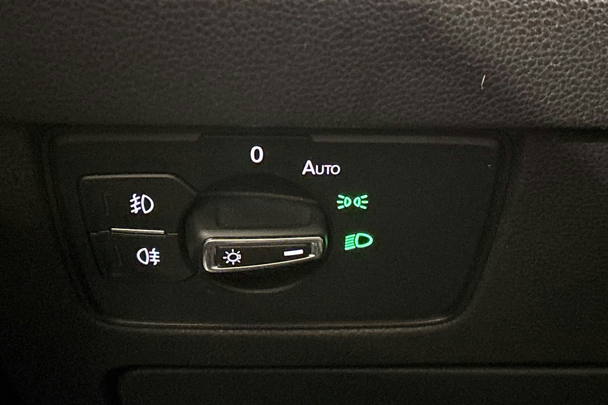 musta Volkswagen Passat 2018 kuva 18.