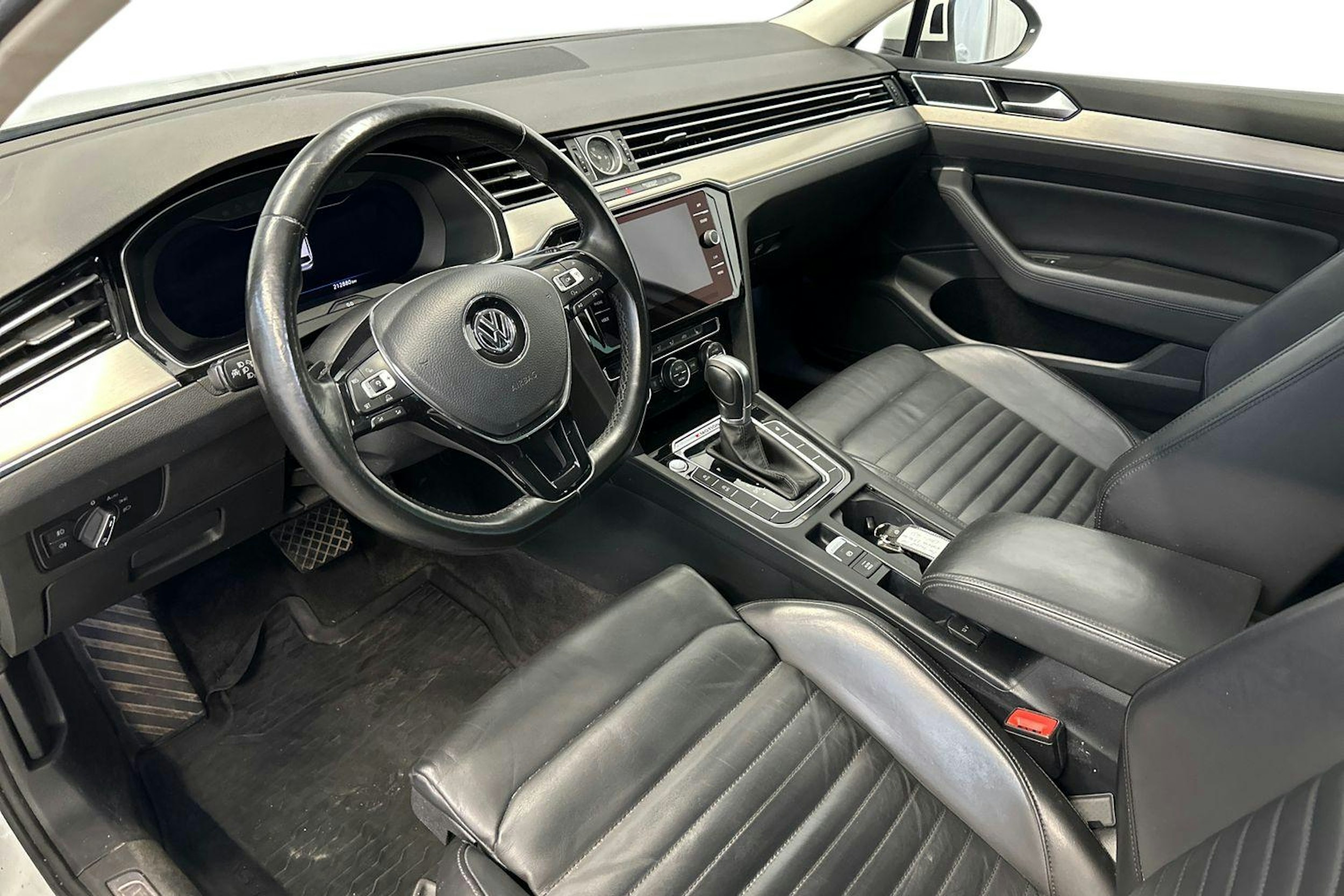 valkoinen Volkswagen Passat 2018 kuva 6.