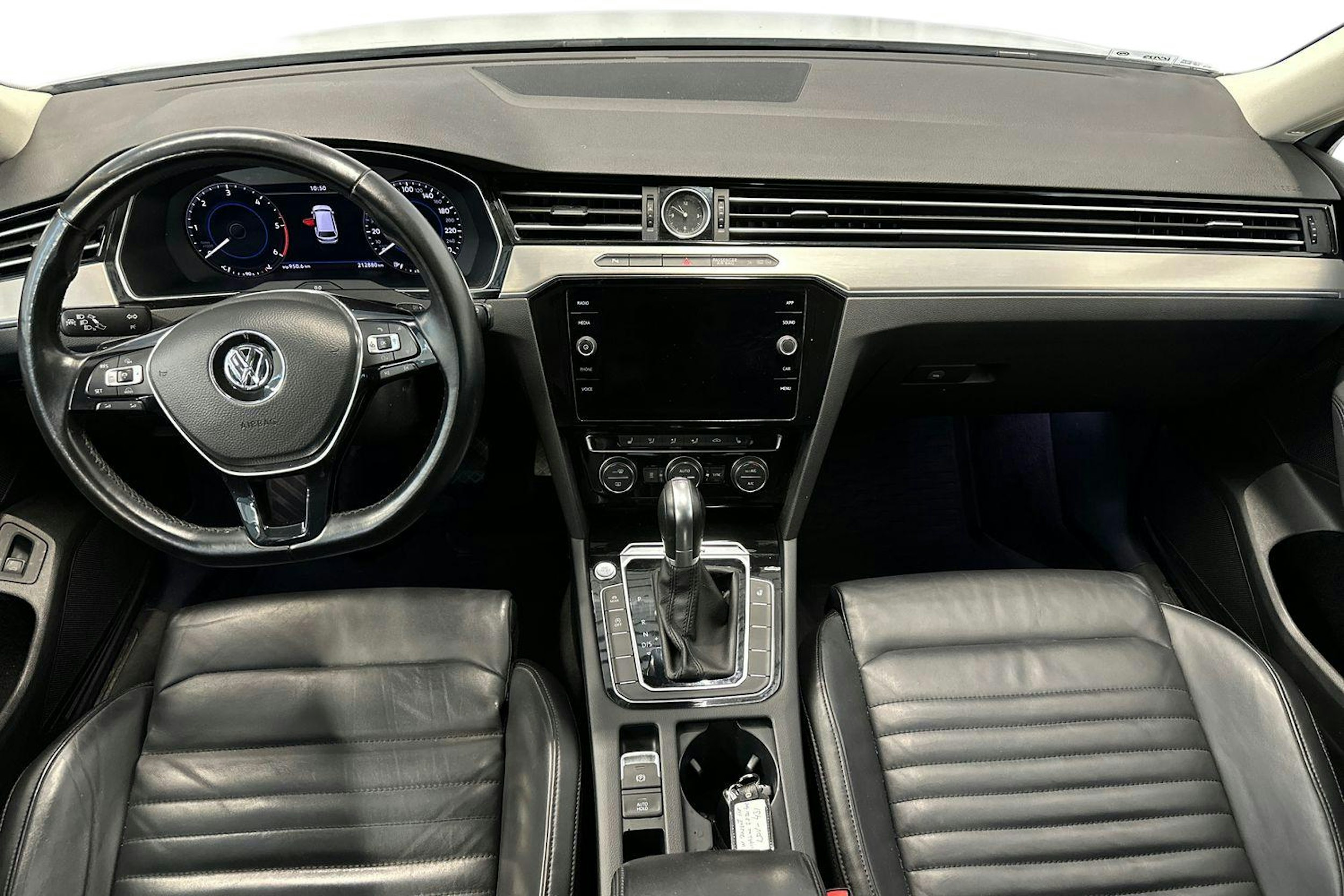 valkoinen Volkswagen Passat 2018 kuva 7.