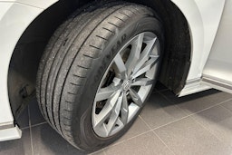 valkoinen Volkswagen Passat 2018 kuva 9.