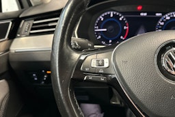 valkoinen Volkswagen Passat 2018 kuva 13.