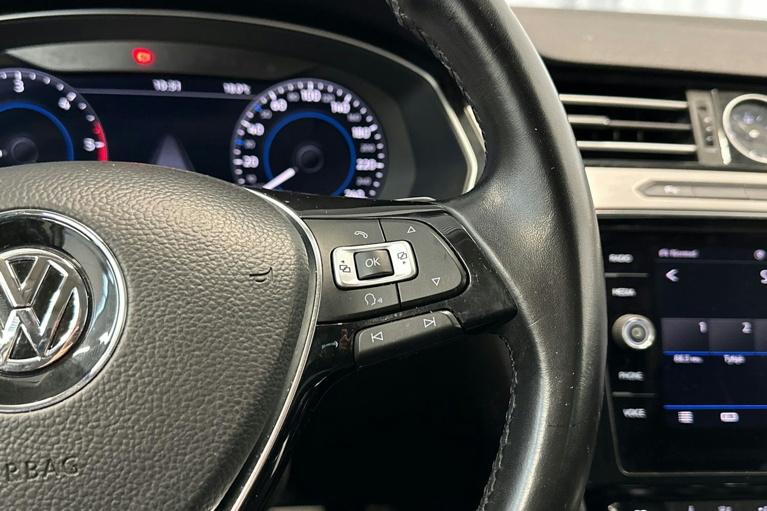 valkoinen Volkswagen Passat 2018 kuva 14.