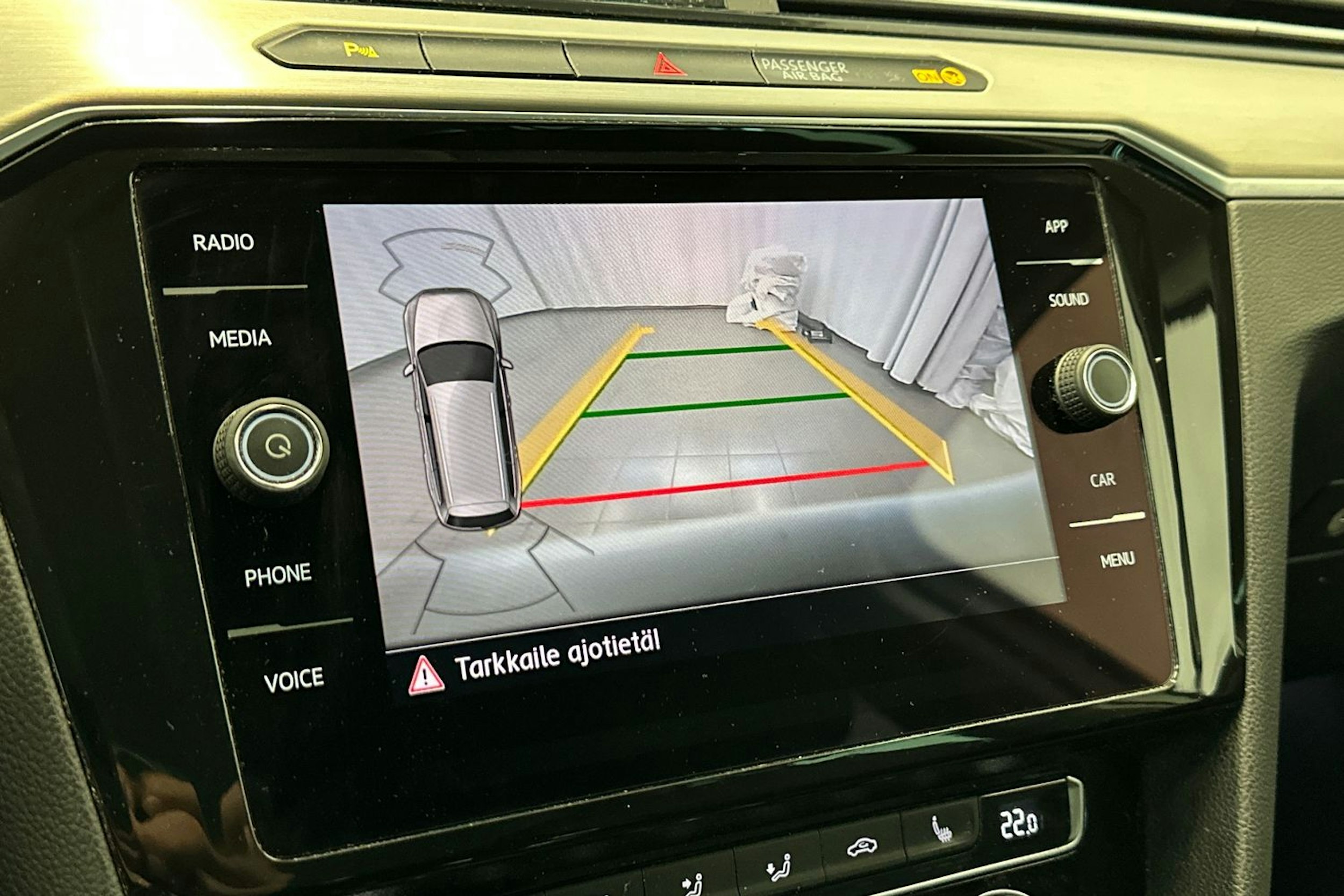 valkoinen Volkswagen Passat 2018 kuva 15.