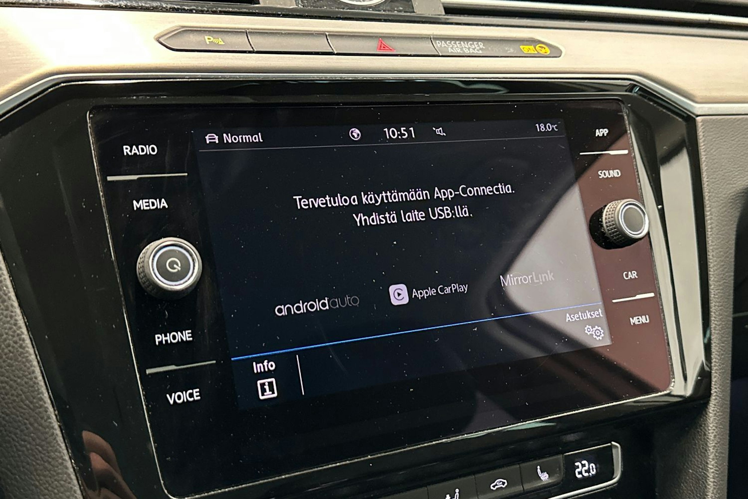 valkoinen Volkswagen Passat 2018 kuva 16.