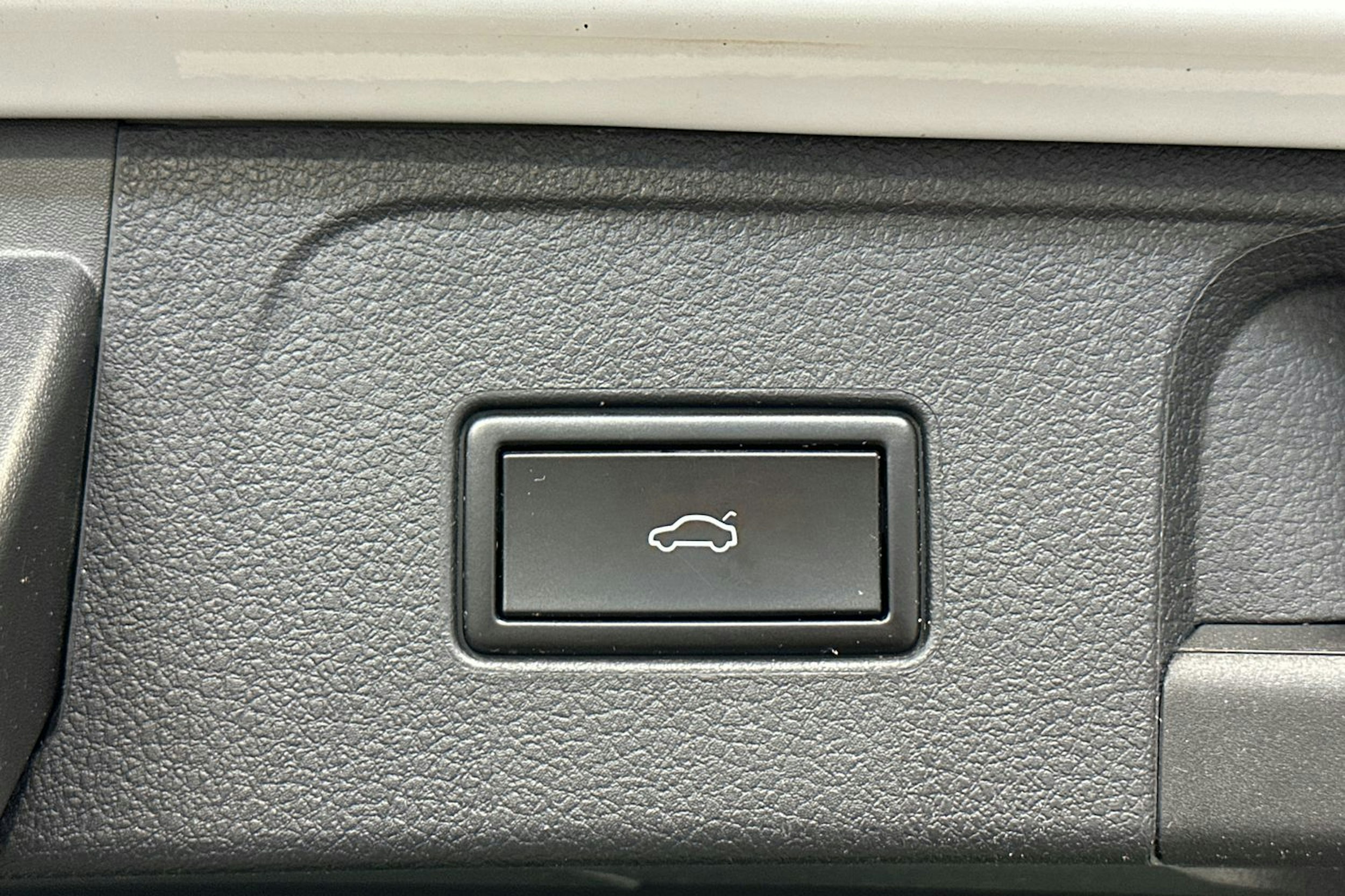 valkoinen Volkswagen Passat 2018 kuva 21.