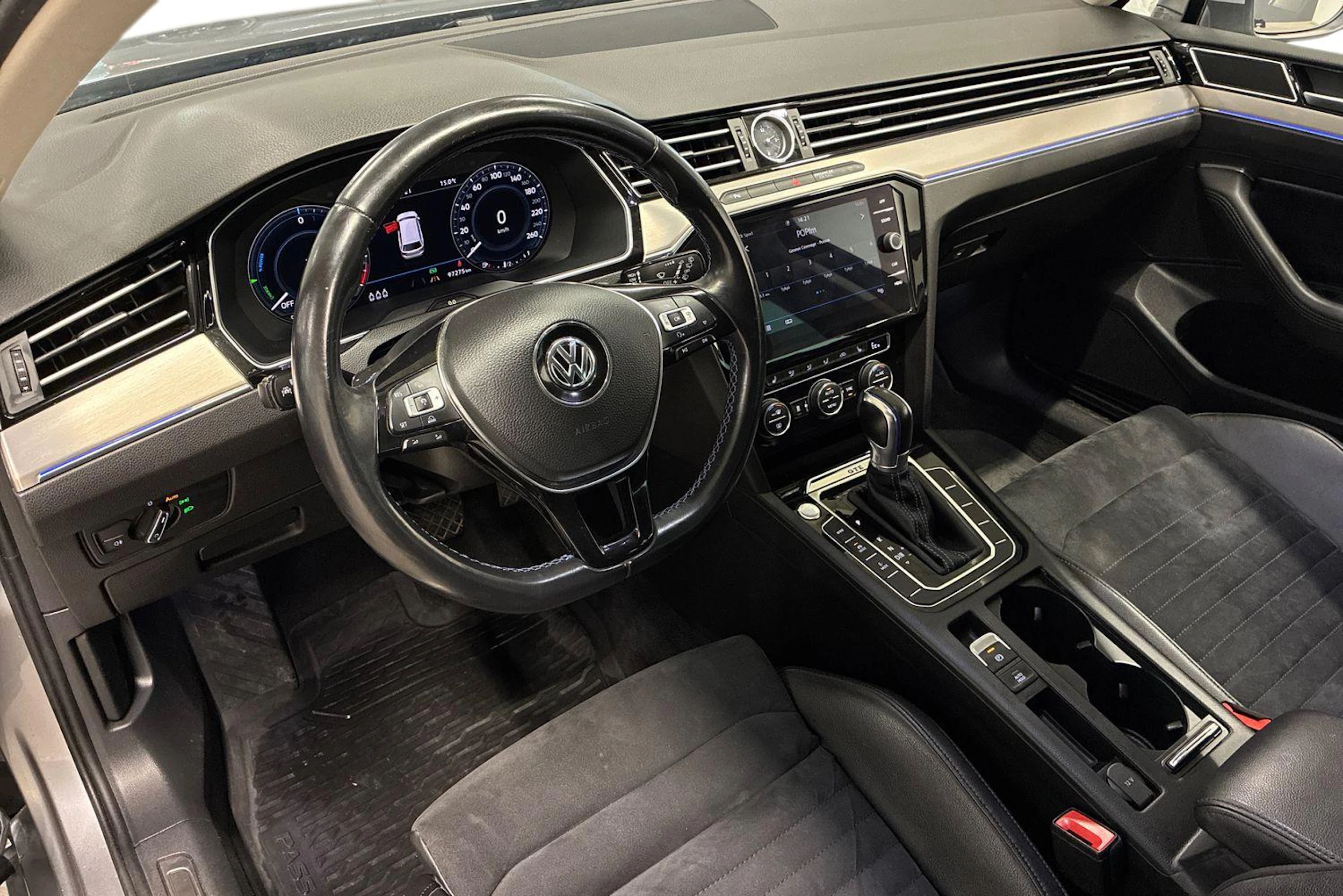 harmaa Volkswagen Passat 2018 kuva 6.