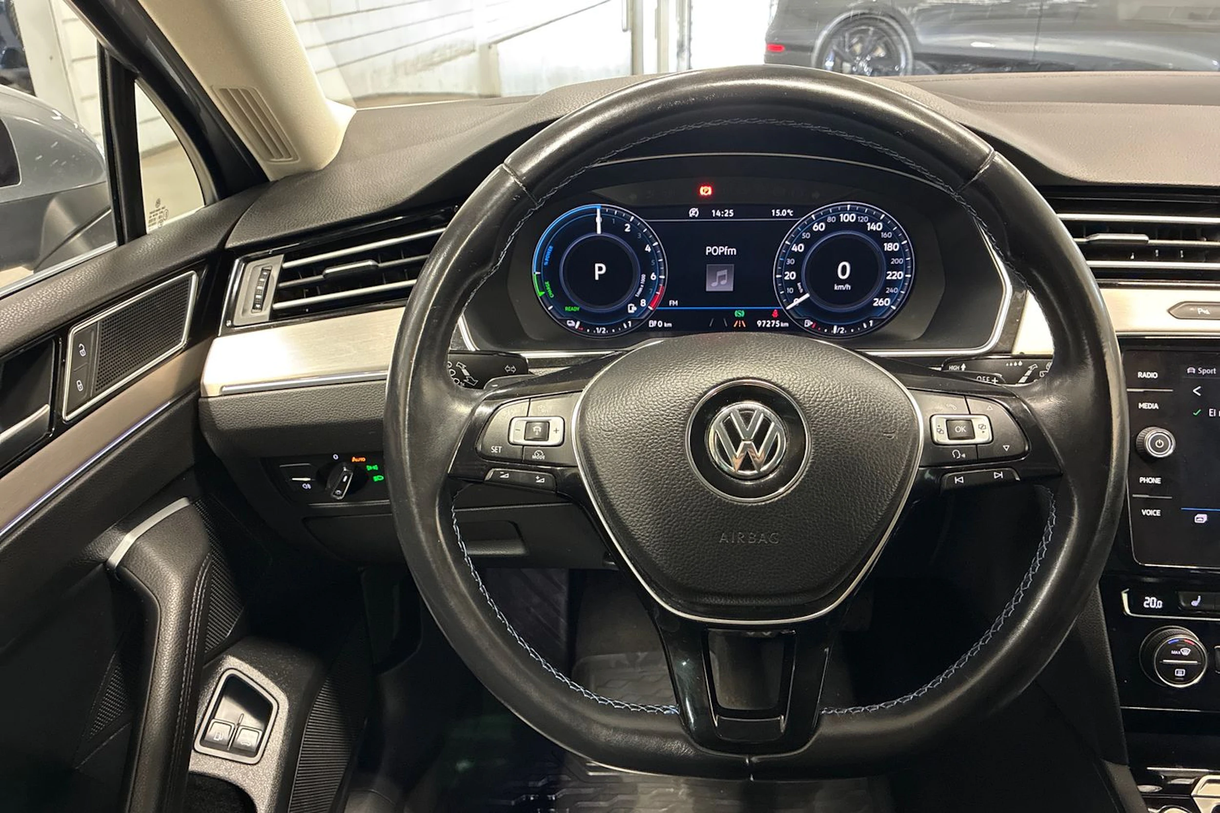 harmaa Volkswagen Passat 2018 kuva 11.