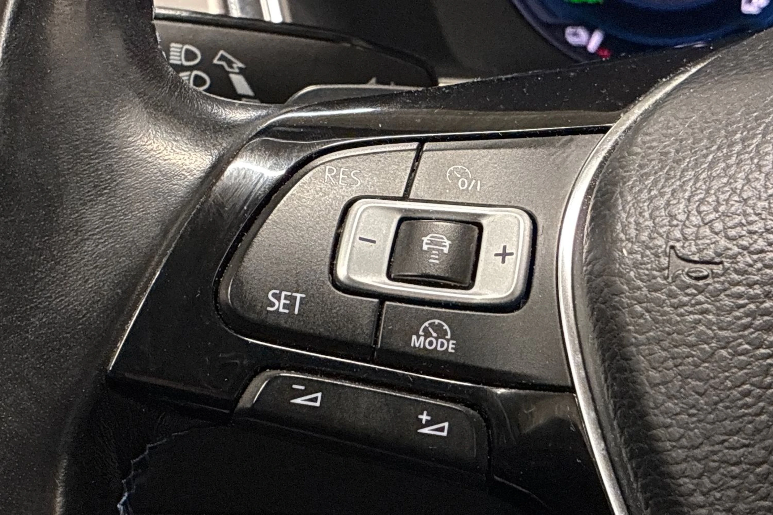 harmaa Volkswagen Passat 2018 kuva 13.