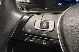 harmaa Volkswagen Passat 2018 kuva 13.