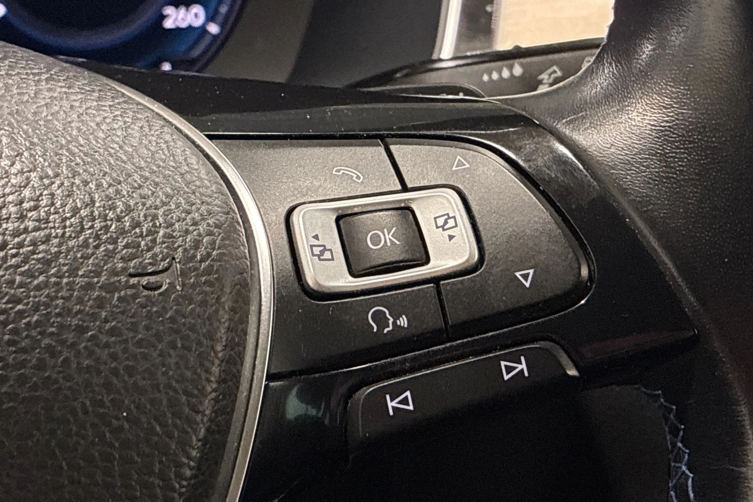 harmaa Volkswagen Passat 2018 kuva 14.