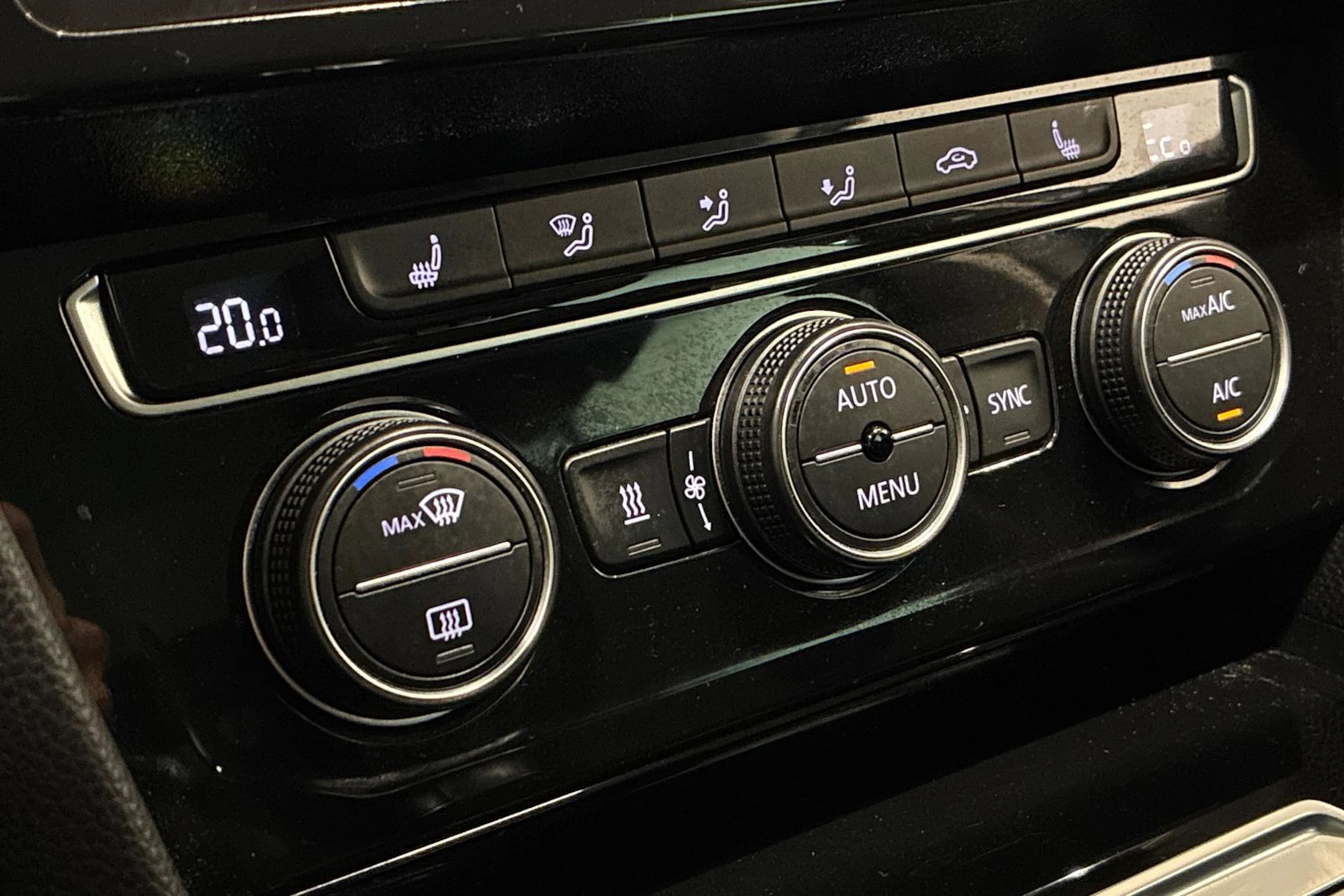 harmaa Volkswagen Passat 2018 kuva 19.