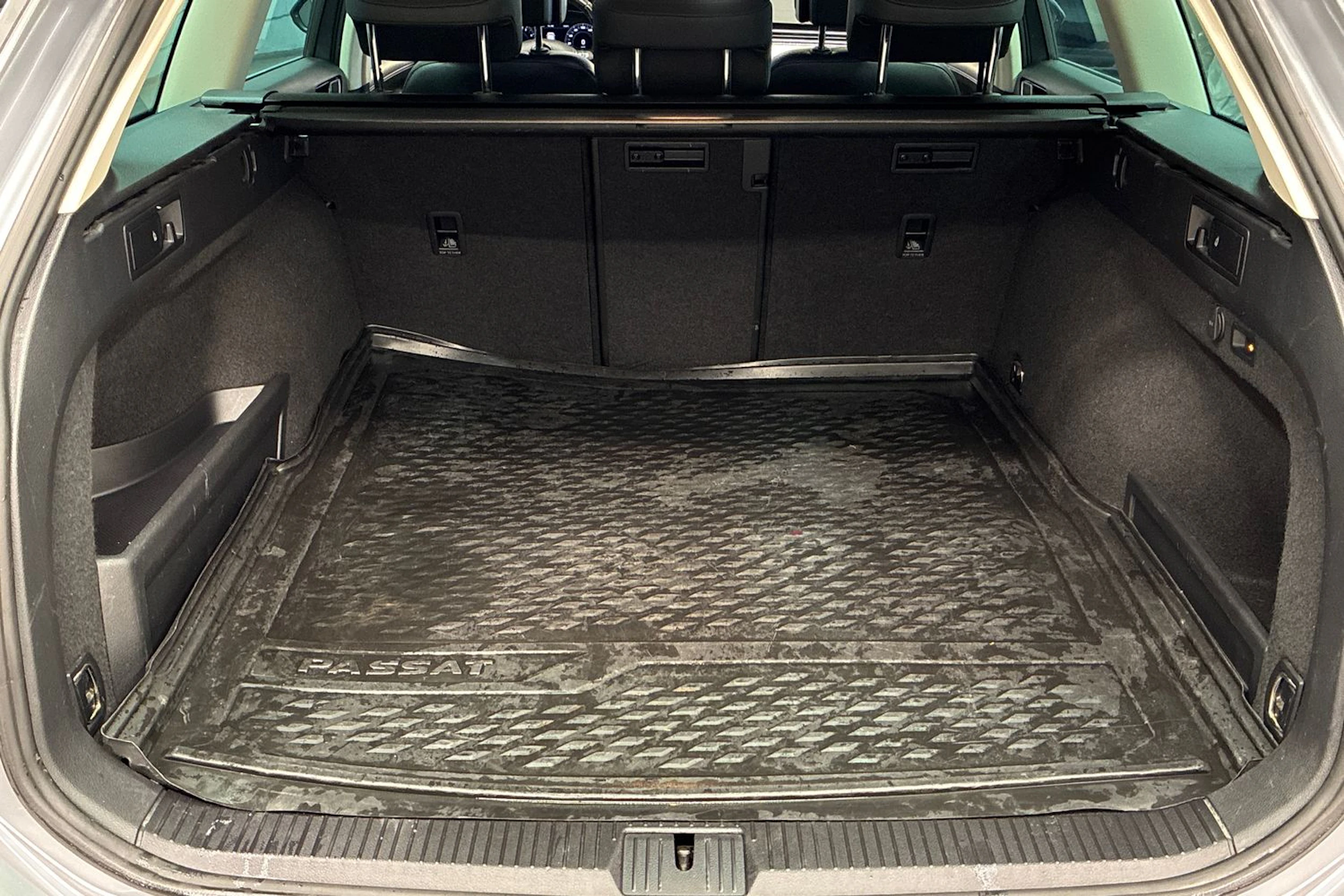 harmaa Volkswagen Passat 2018 kuva 22.