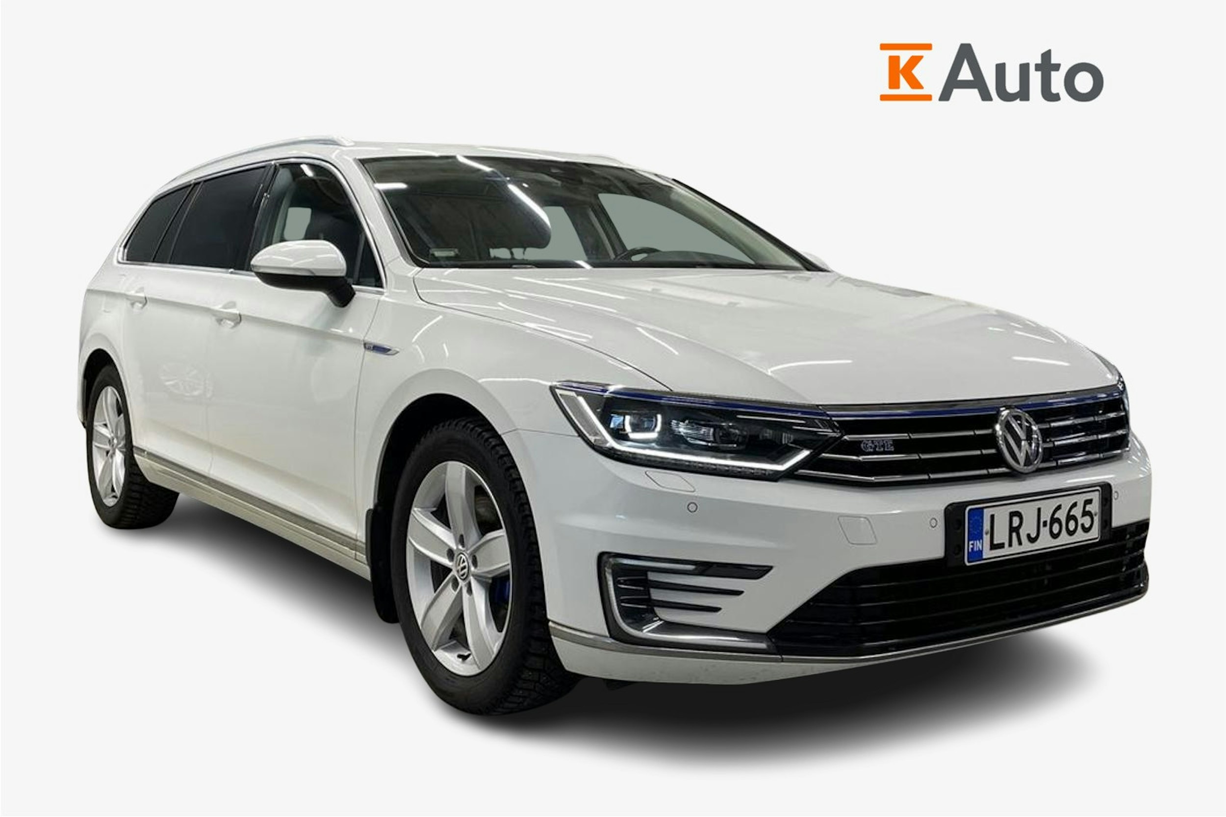 Valkoinen Volkswagen PASSAT 2018 kuva 1.