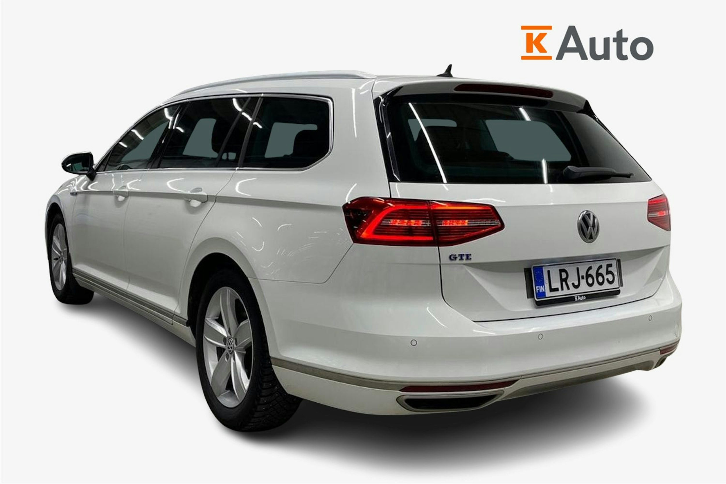Valkoinen Volkswagen PASSAT 2018 kuva 2.