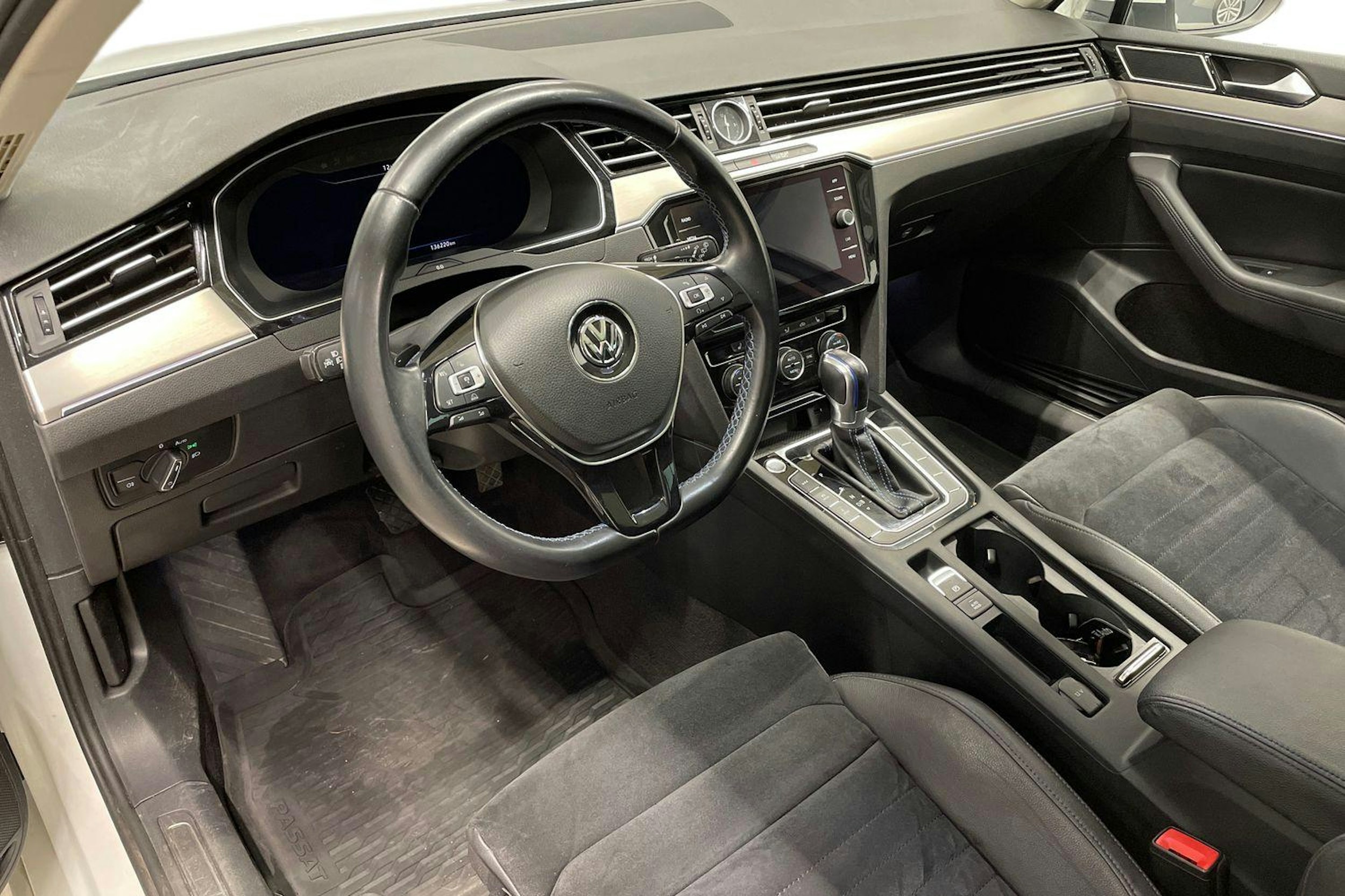 Valkoinen Volkswagen PASSAT 2018 kuva 6.