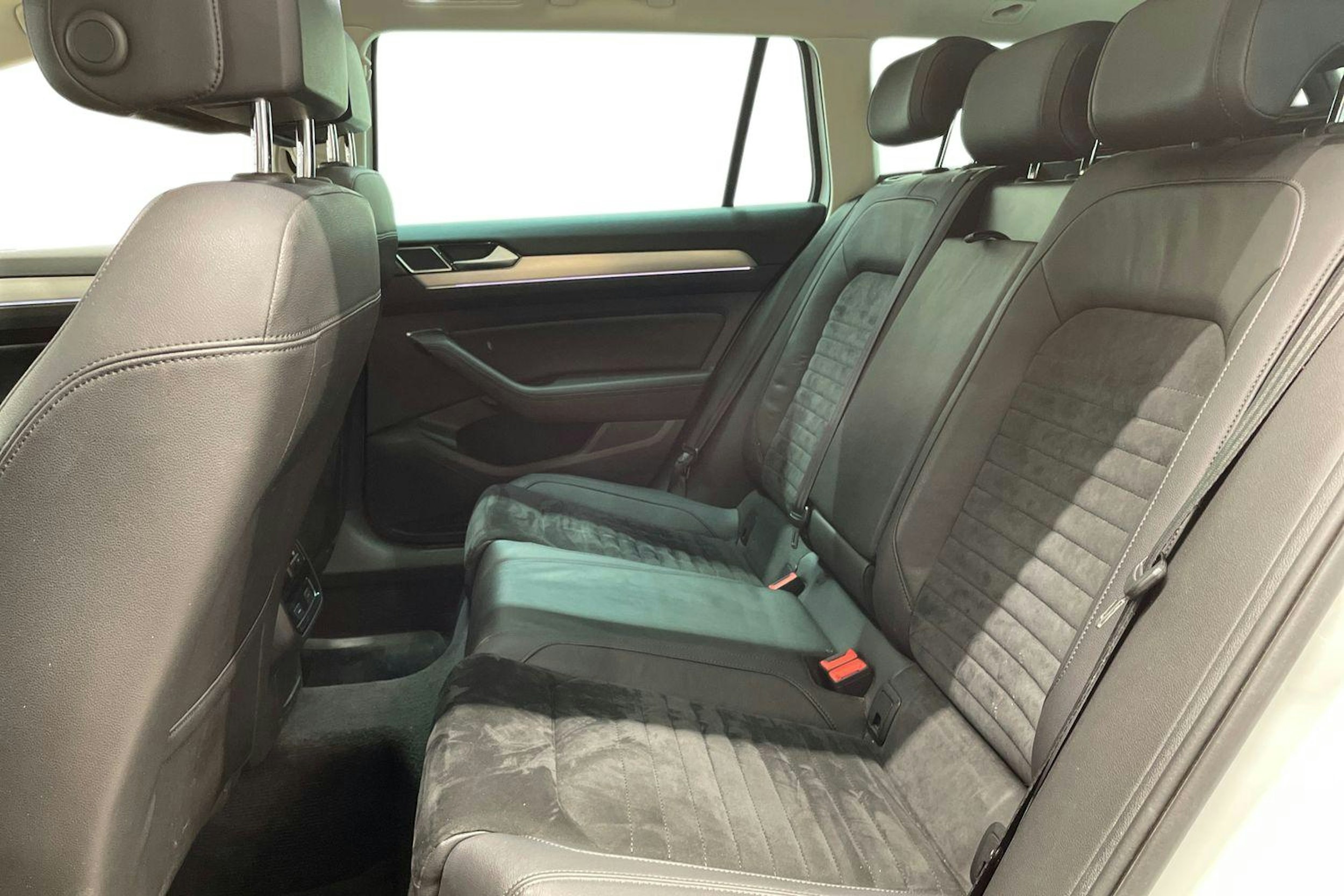 Valkoinen Volkswagen PASSAT 2018 kuva 8.