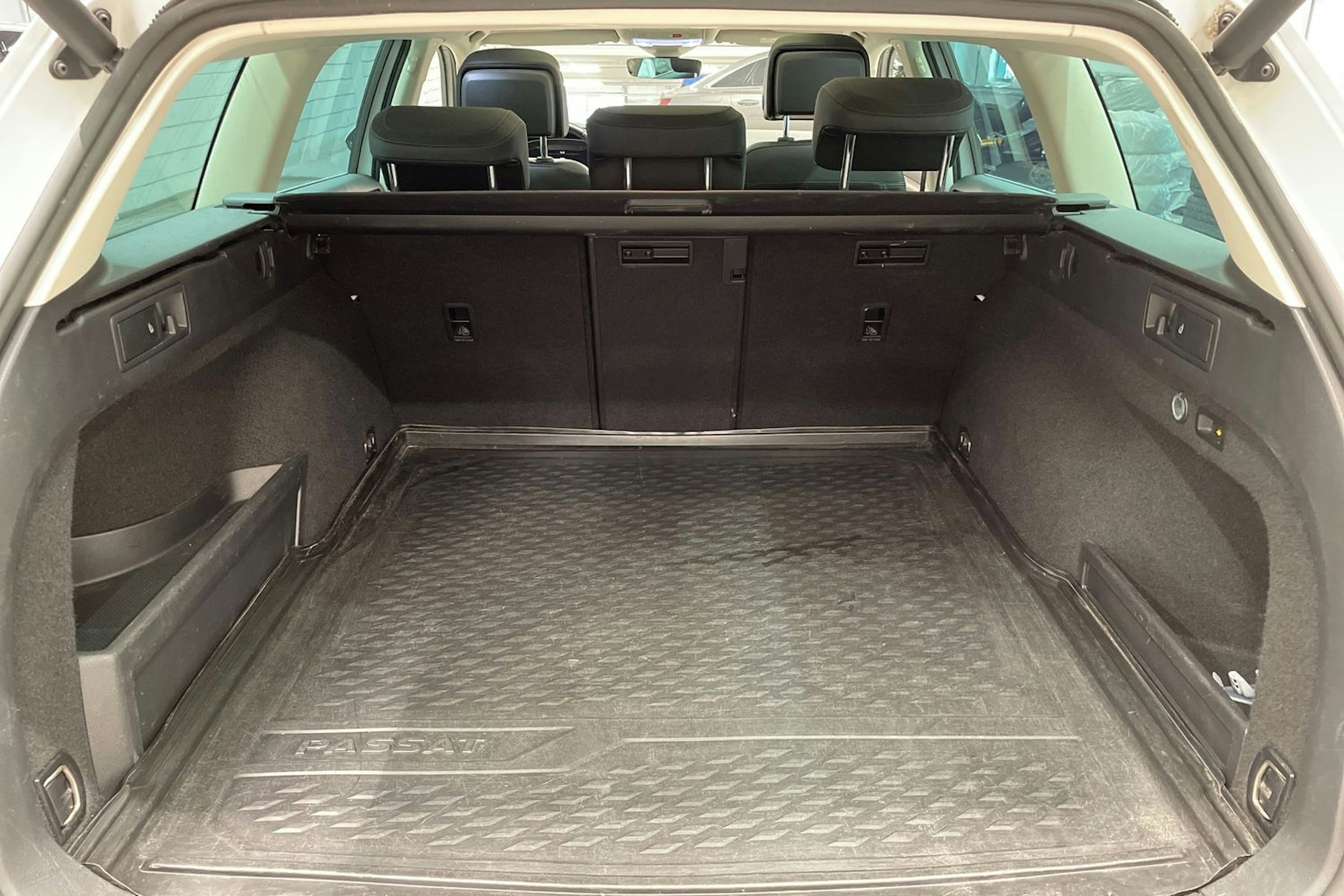 Valkoinen Volkswagen PASSAT 2018 kuva 12.