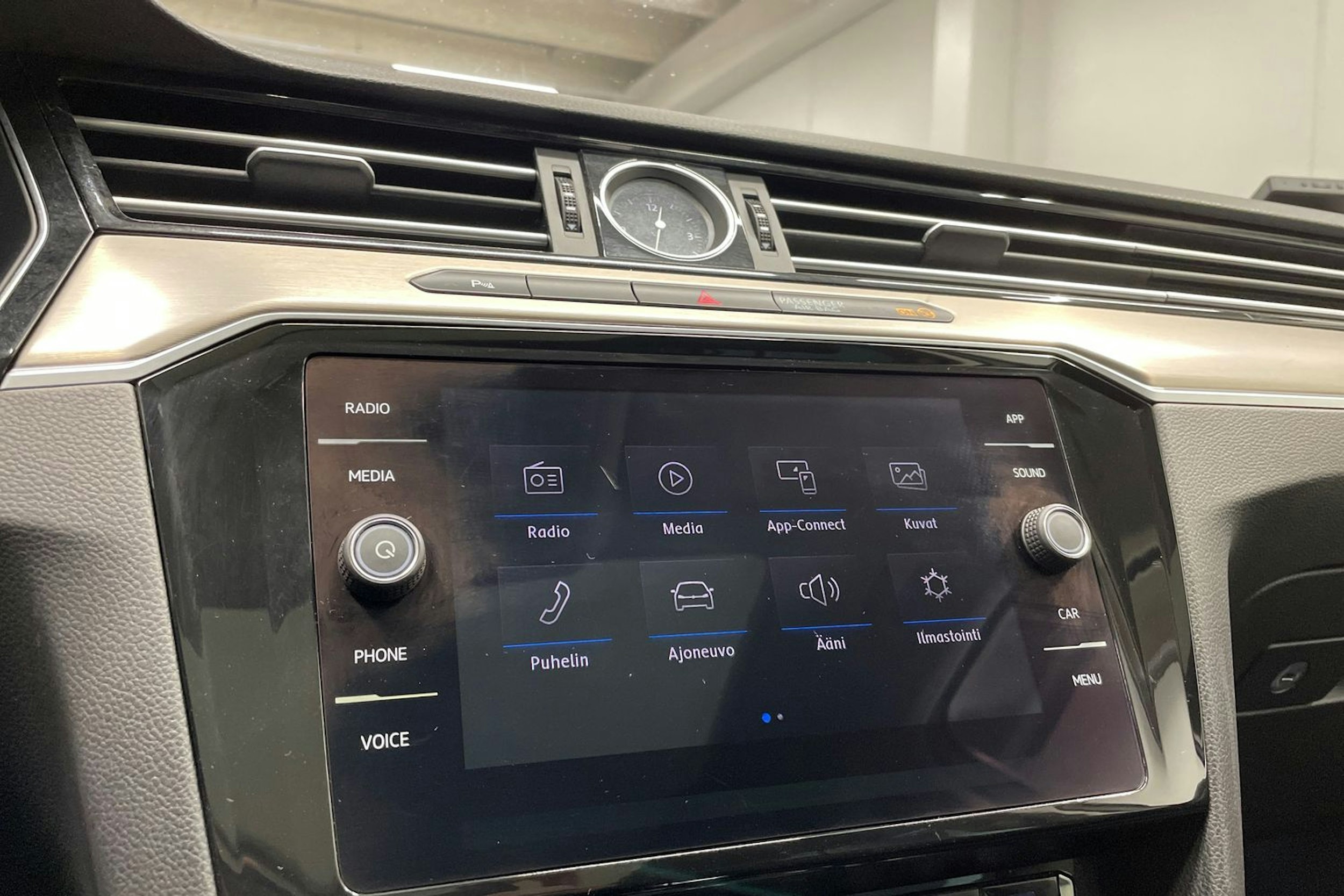 Valkoinen Volkswagen PASSAT 2018 kuva 14.