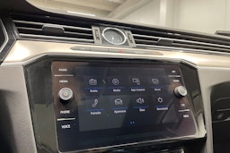 Valkoinen Volkswagen PASSAT 2018 kuva 14.