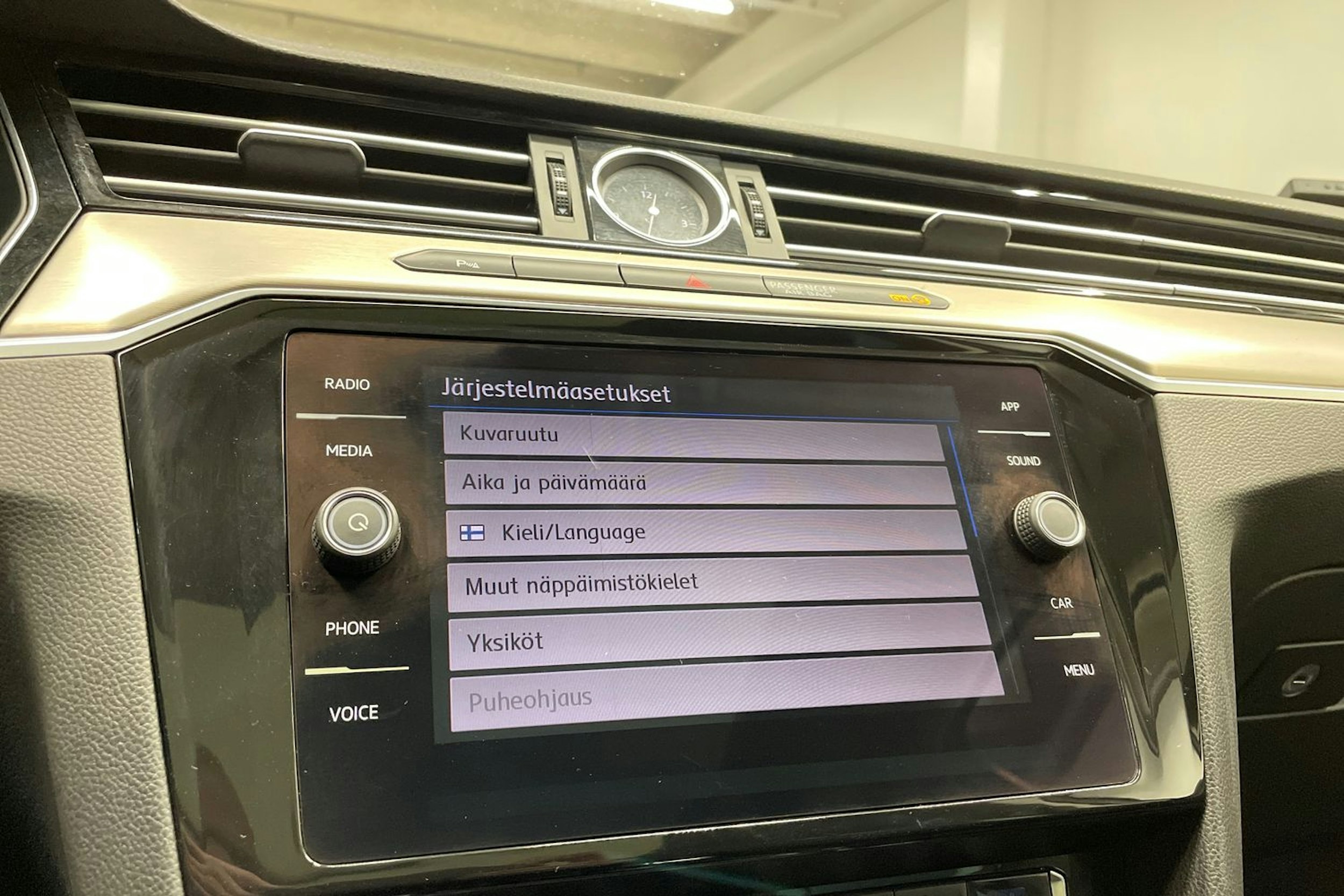 Valkoinen Volkswagen PASSAT 2018 kuva 15.