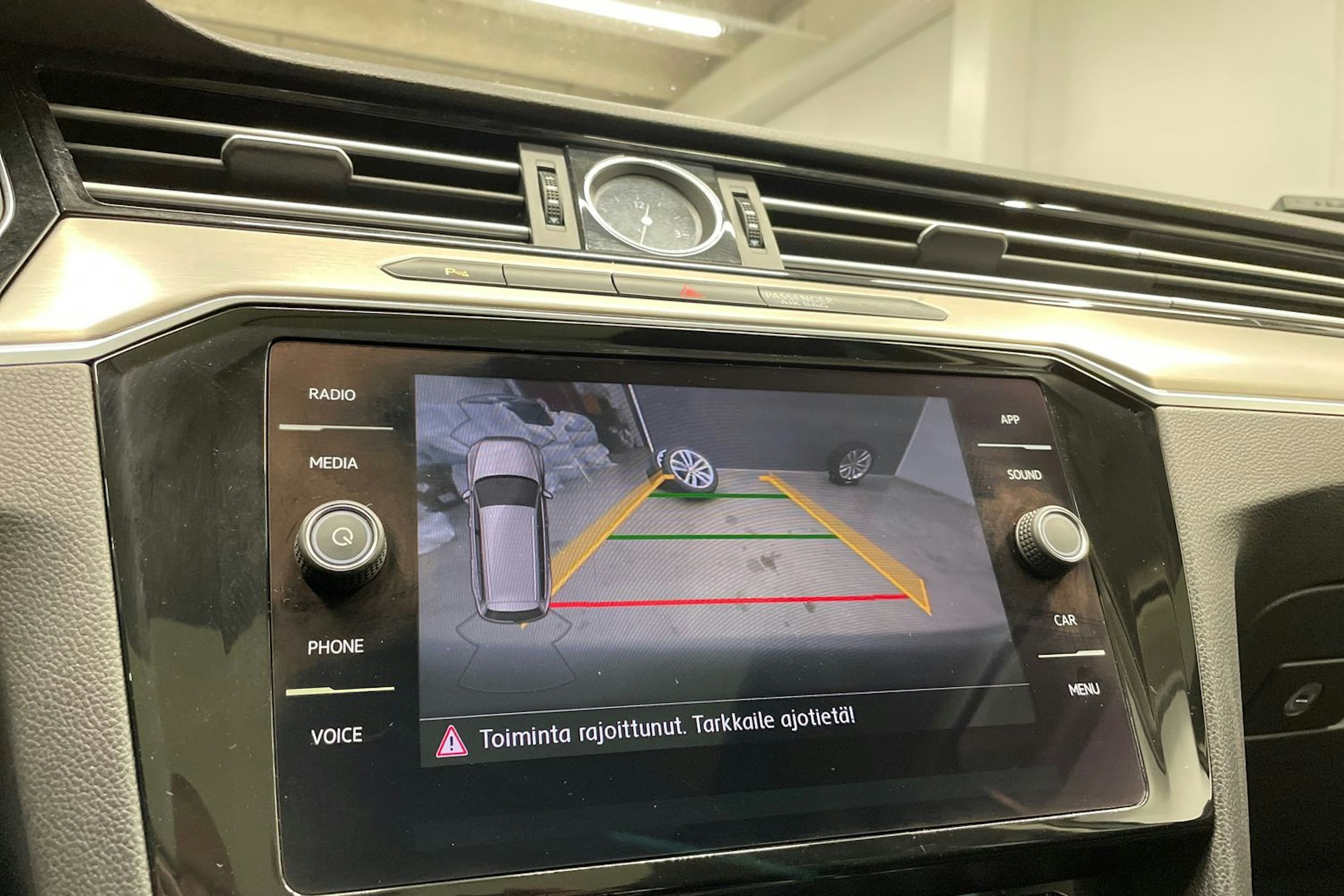 Valkoinen Volkswagen PASSAT 2018 kuva 16.