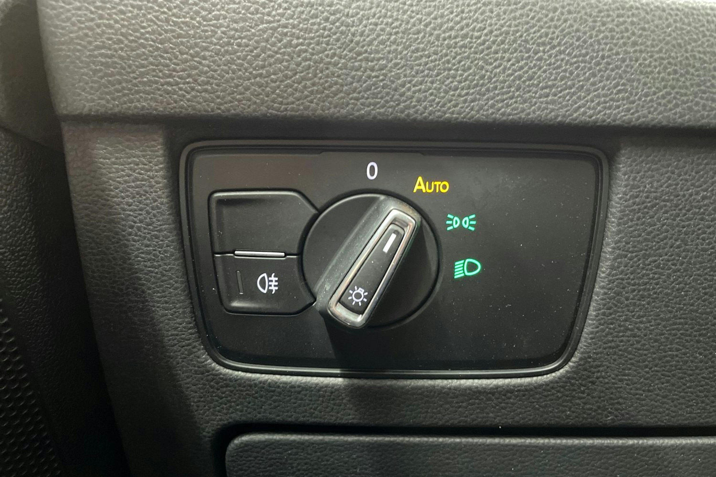 Valkoinen Volkswagen PASSAT 2018 kuva 17.