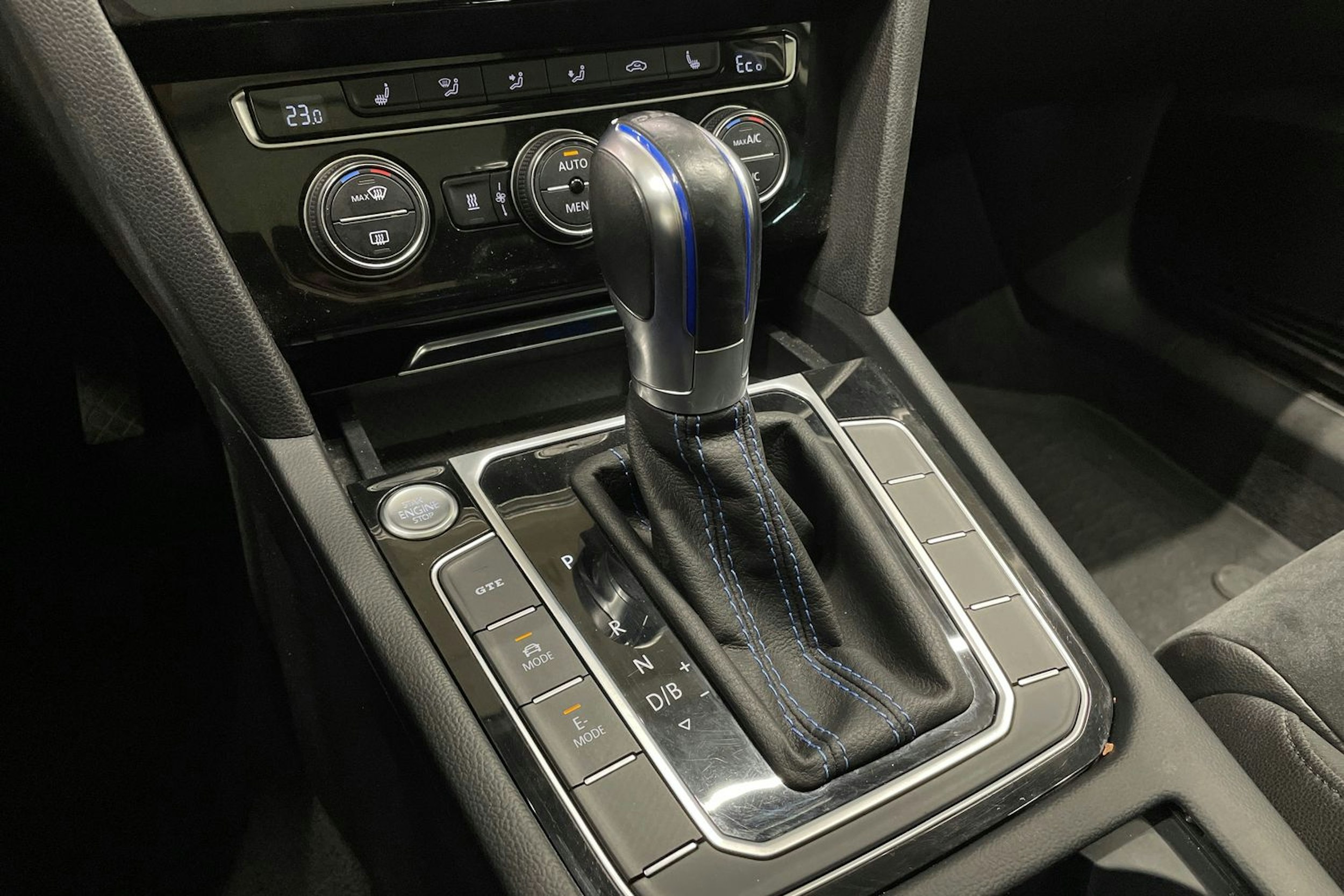 Valkoinen Volkswagen PASSAT 2018 kuva 18.