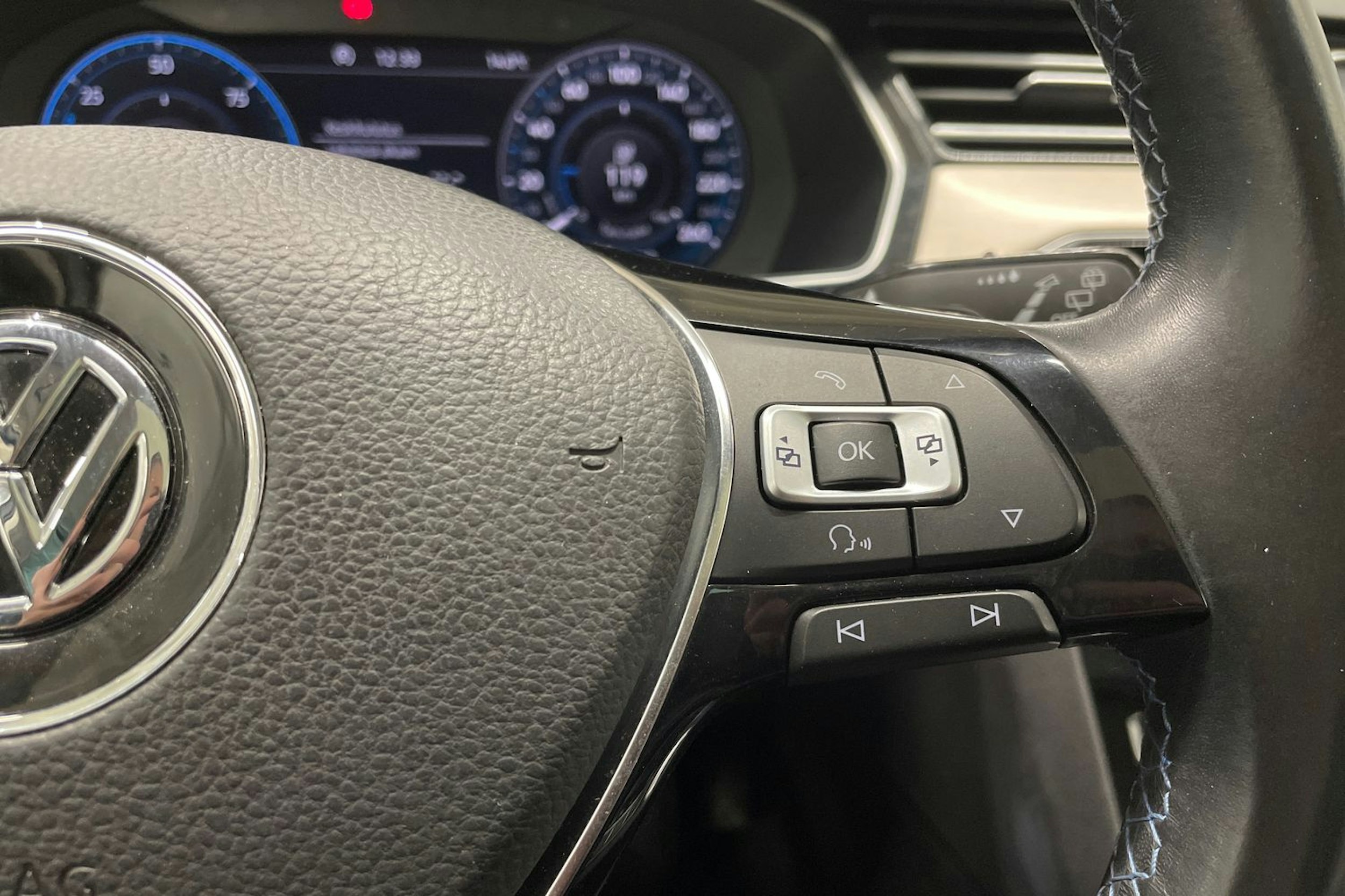 Valkoinen Volkswagen PASSAT 2018 kuva 20.