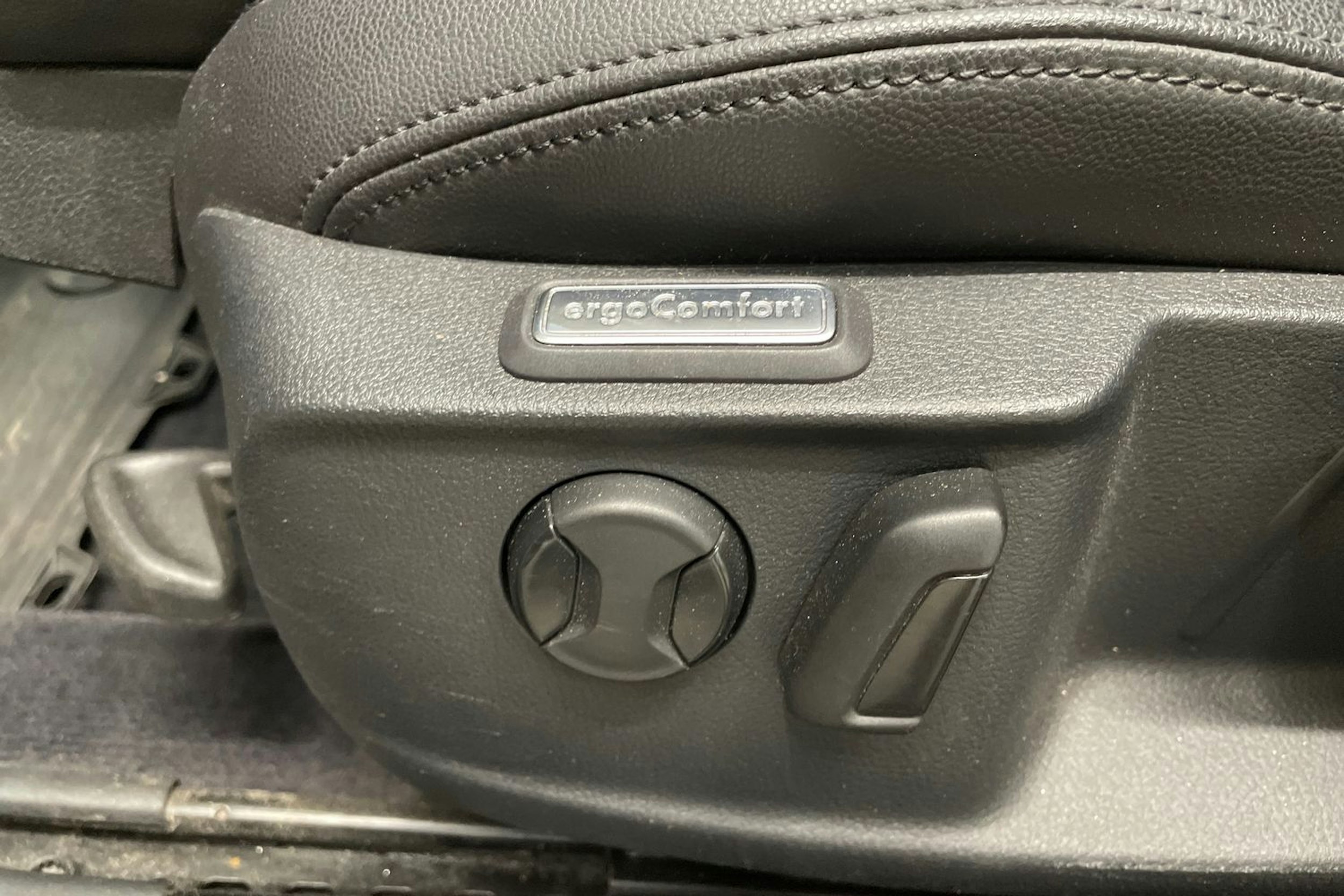 Valkoinen Volkswagen PASSAT 2018 kuva 22.