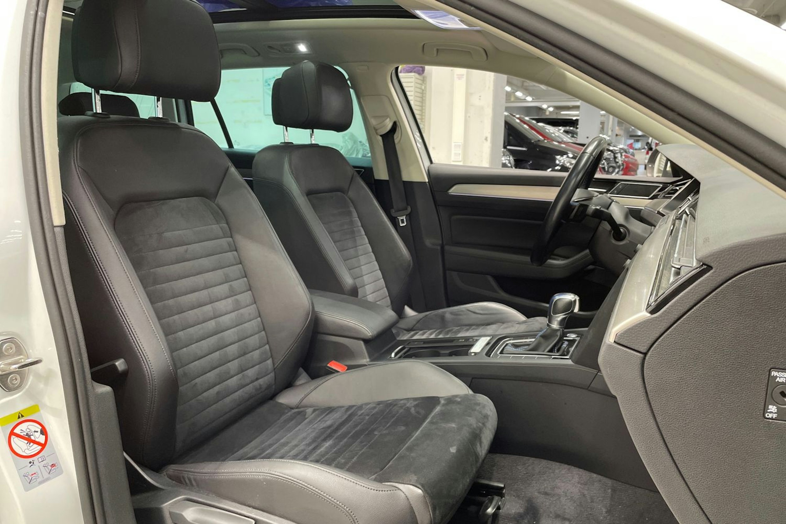 Valkoinen Volkswagen PASSAT 2018 kuva 25.