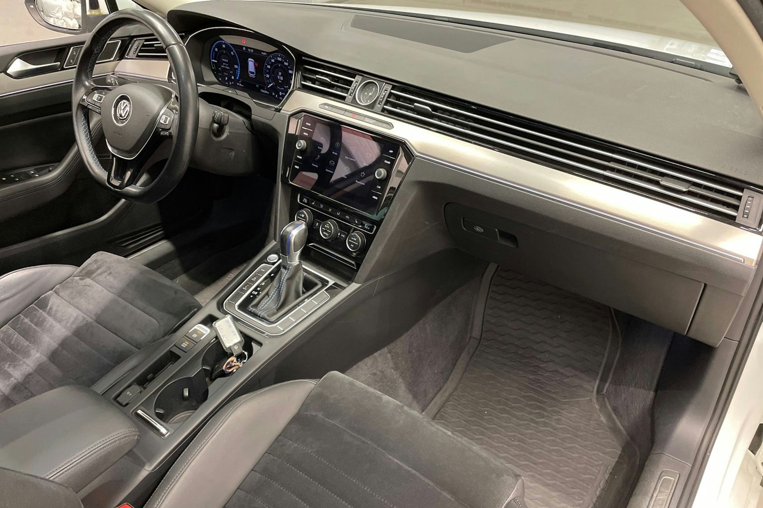 Valkoinen Volkswagen PASSAT 2018 kuva 26.