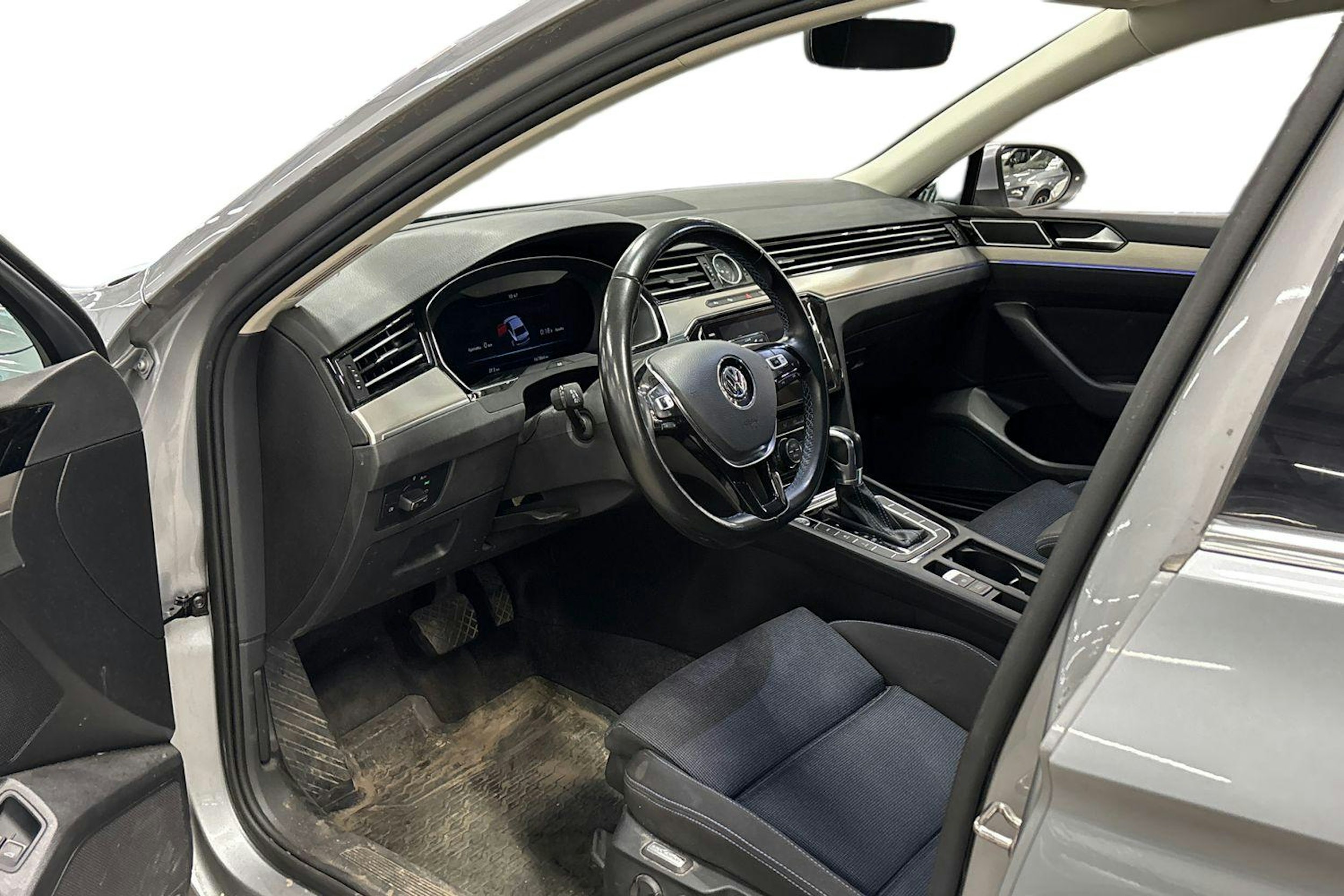 sininen Volkswagen Passat 2018 kuva 3.