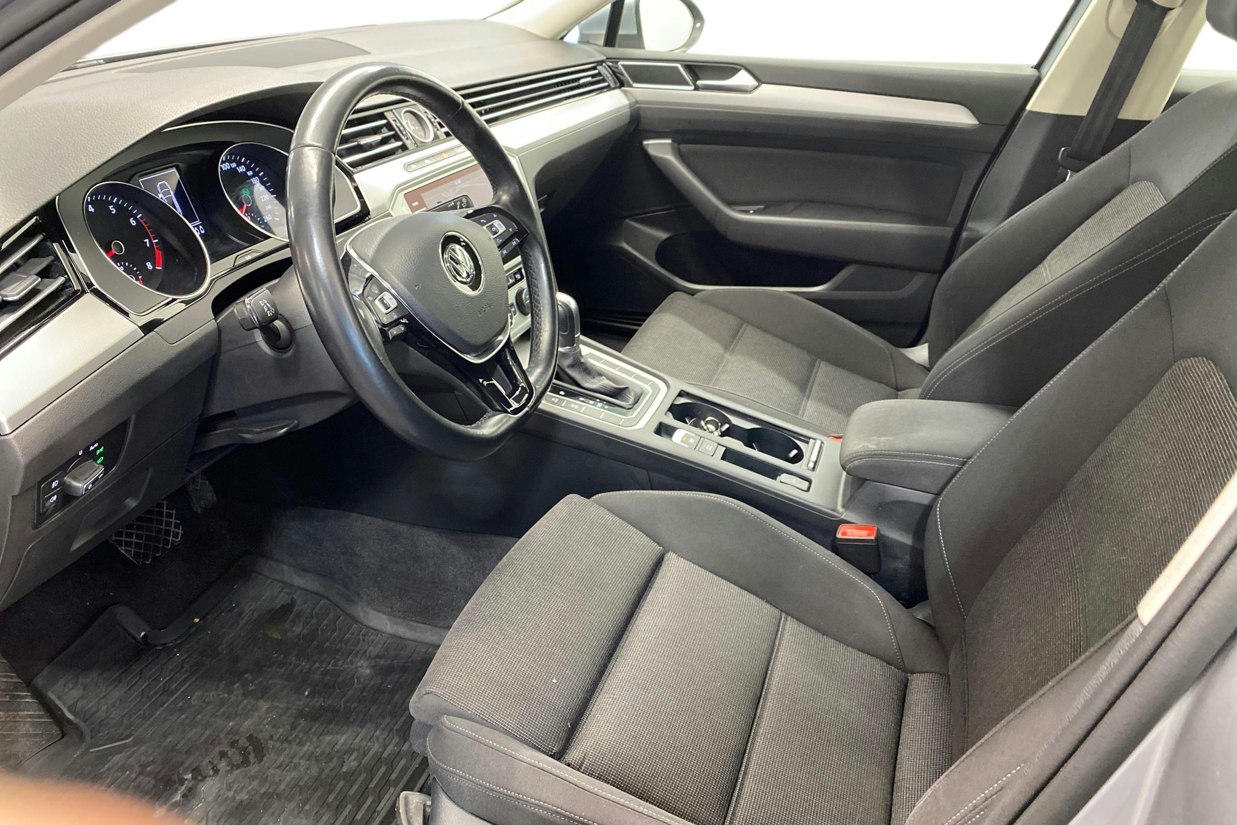 sininen Volkswagen Passat 2018 kuva 7.