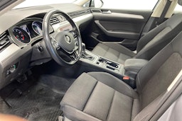 sininen Volkswagen Passat 2018 kuva 7.