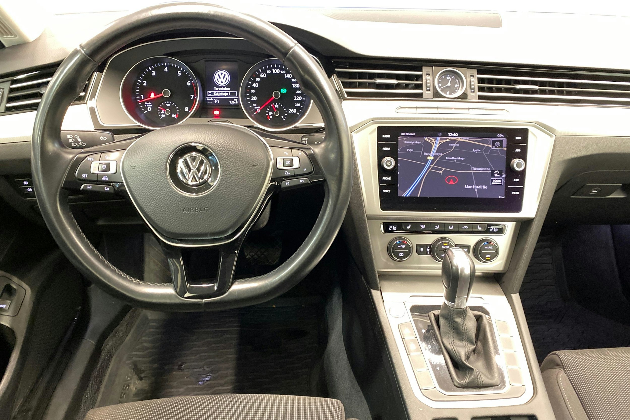 sininen Volkswagen Passat 2018 kuva 9.