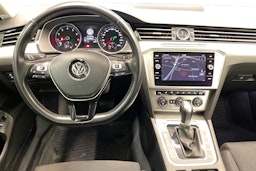 sininen Volkswagen Passat 2018 kuva 9.