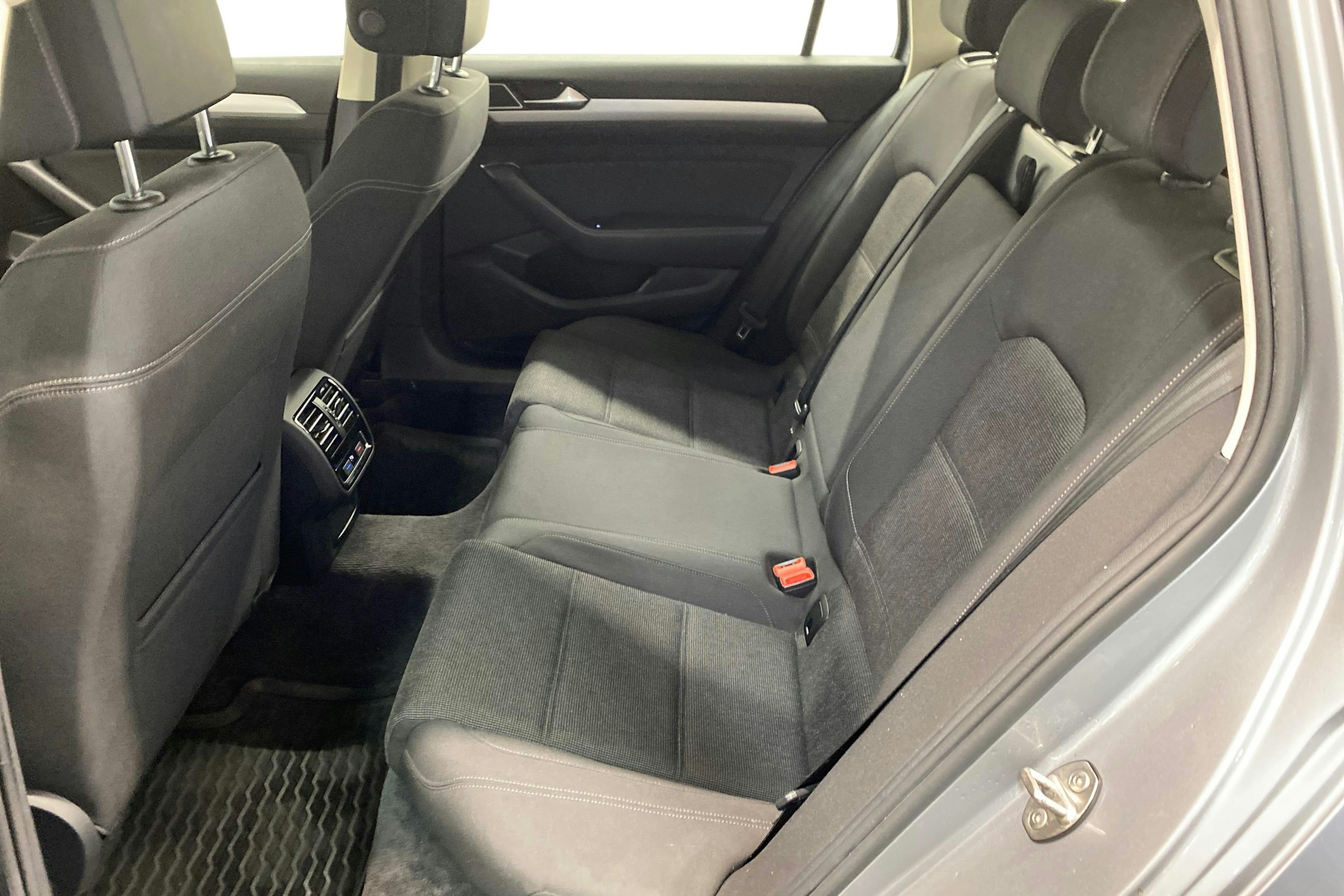 sininen Volkswagen Passat 2018 kuva 10.