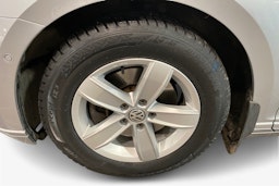 sininen Volkswagen Passat 2018 kuva 11.