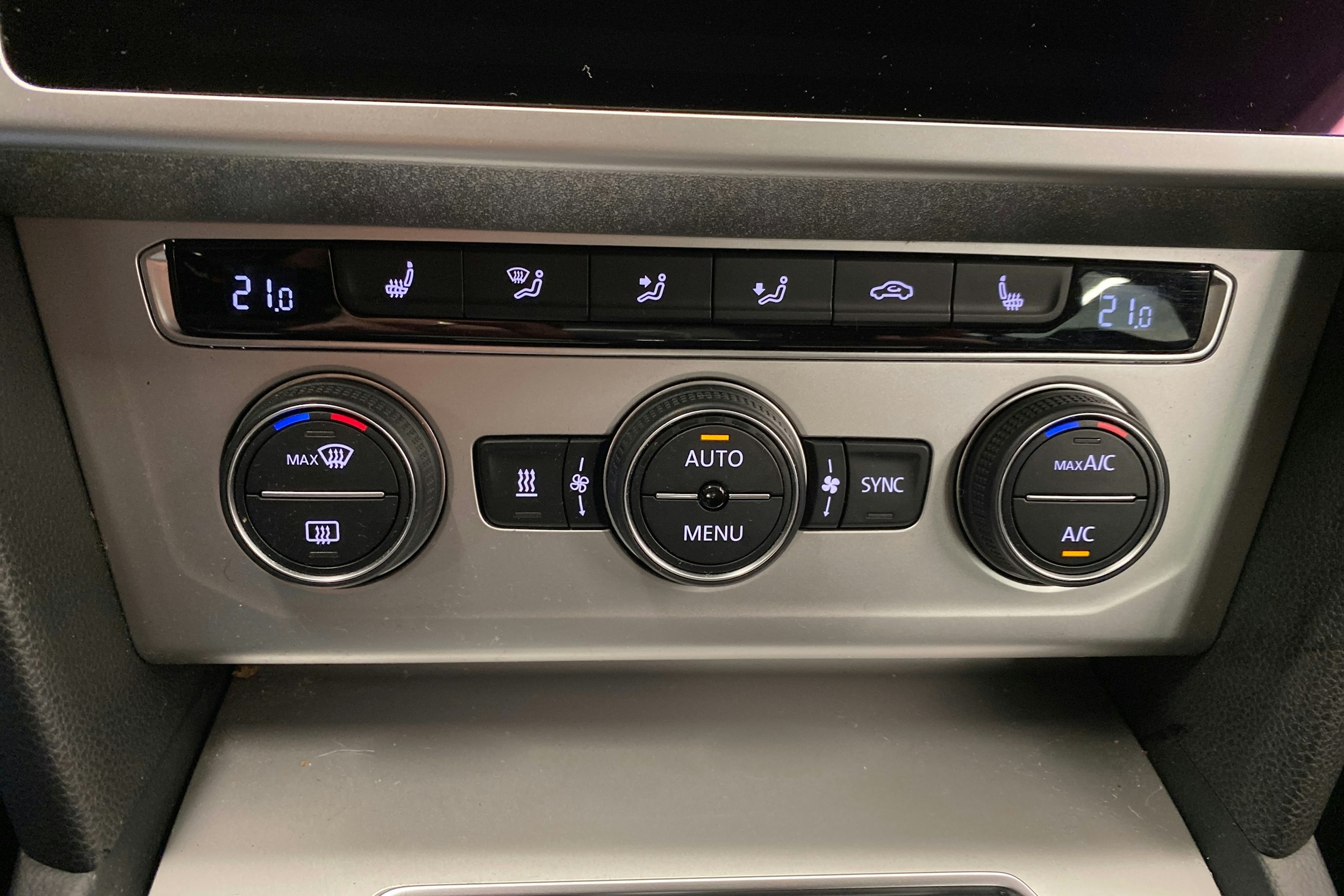 sininen Volkswagen Passat 2018 kuva 16.