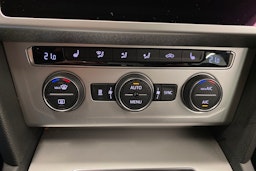 sininen Volkswagen Passat 2018 kuva 16.