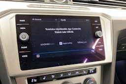 sininen Volkswagen Passat 2018 kuva 18.